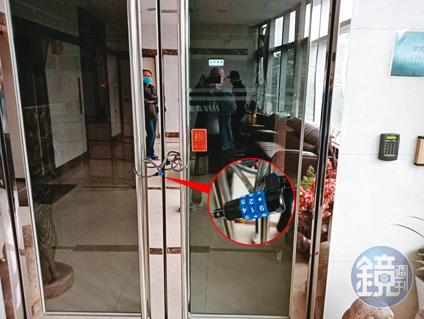 嚴家位在北市內湖的藝廊收藏上百幅畫作及大型石雕,大門一度上鎖讓執行人員不得其門而入,朱武獻質疑值錢藝術品恐遭調包或藏匿。(讀者提供)