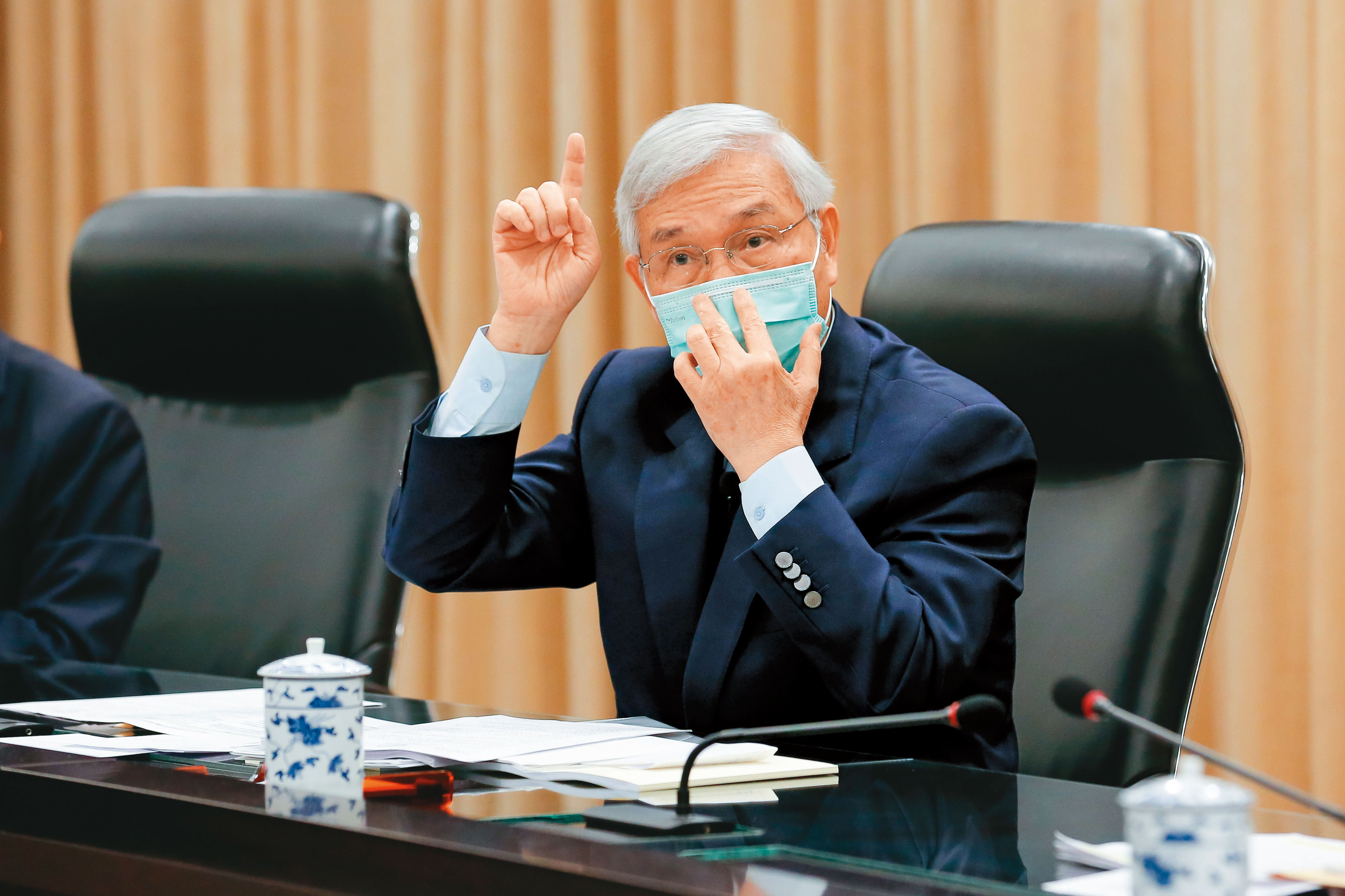 專家認為，政府適時出手讓結構正常化，能為過熱的漲勢降溫。圖為央行總裁楊金龍。