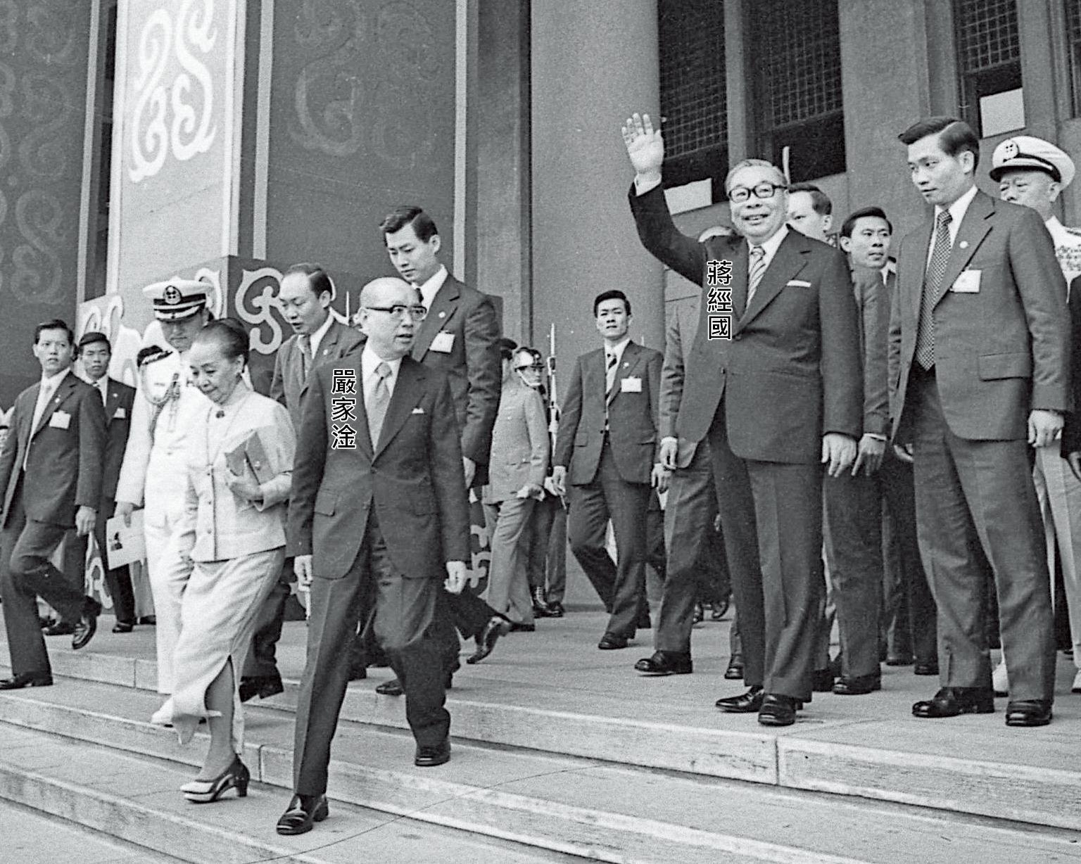 蔣中正過世後,嚴家淦依法繼任總統3年,在1978年卸任,交棒由蔣經國接任。(聯合知識庫)