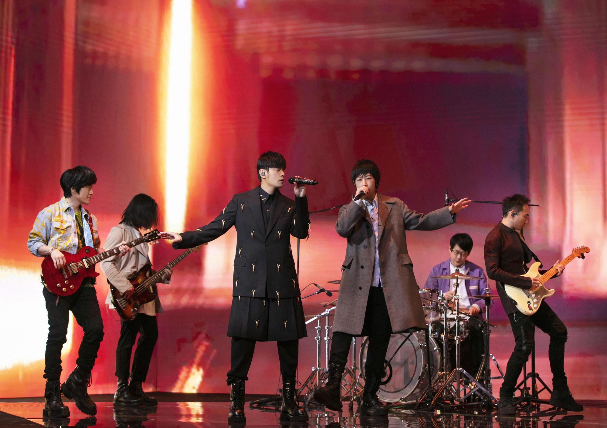 五月天的線上跨年演唱會請來周杰倫站台,周董自嘲是「吉祥物」。(相信音樂)