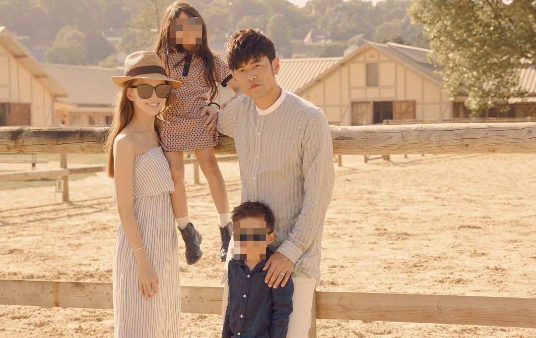 周杰倫與昆凌難得貼出全家福「正面」照，一家四口合體幸福滿溢。（翻攝自周杰倫IG）