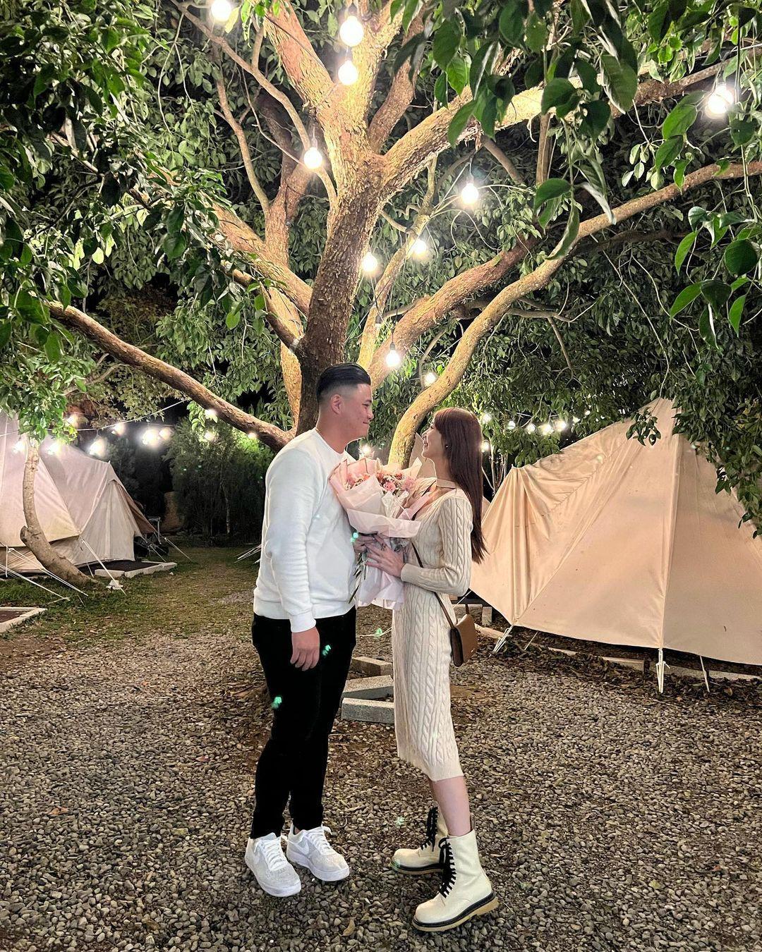 胡智為在IG上曬出求婚成功喜訊,即將和前樂天女孩艾璐結婚。(翻攝自艾璐IG)