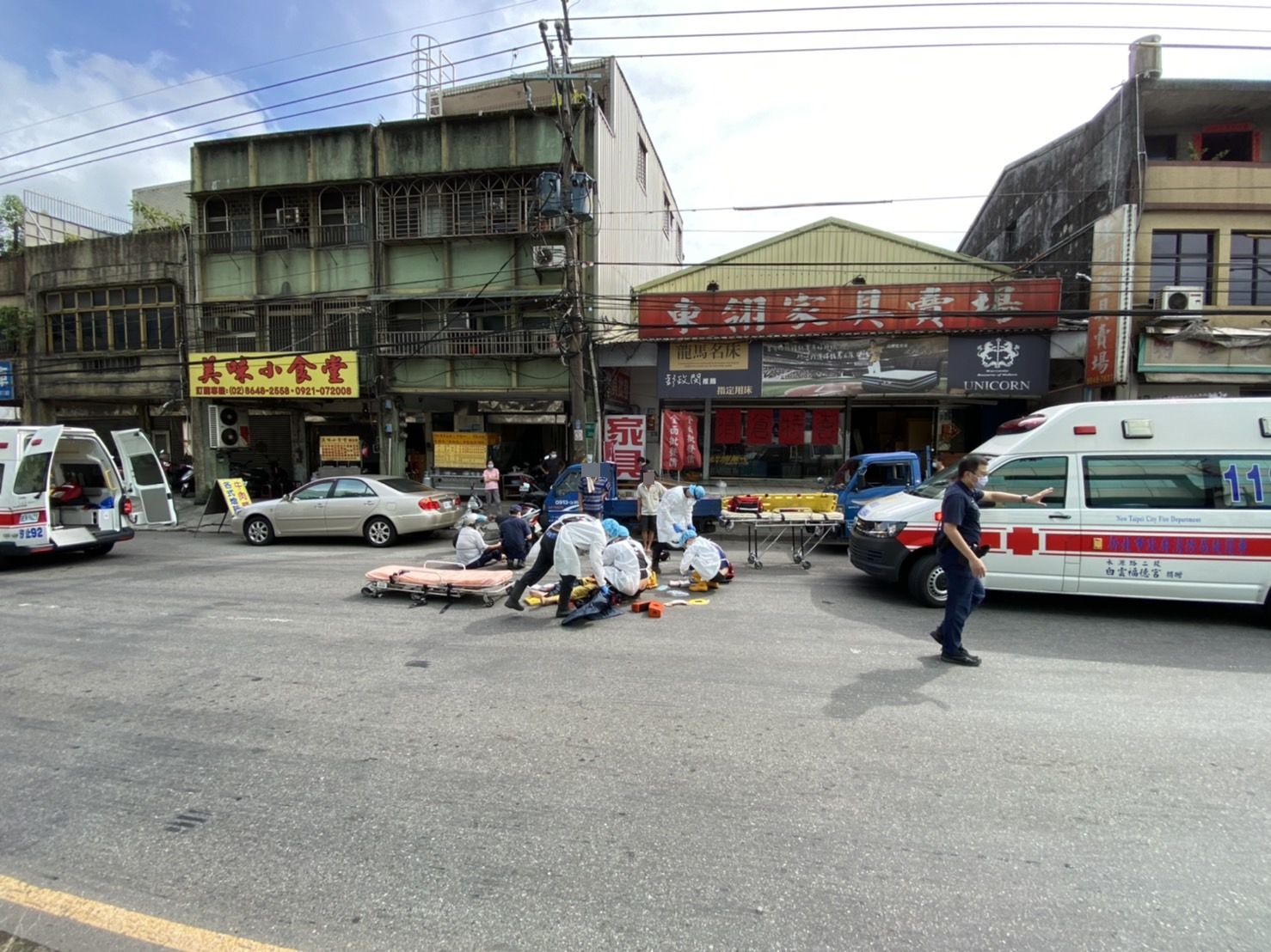 警消到場將受傷的王姓騎士夫妻二人送醫急救。（警方提供）