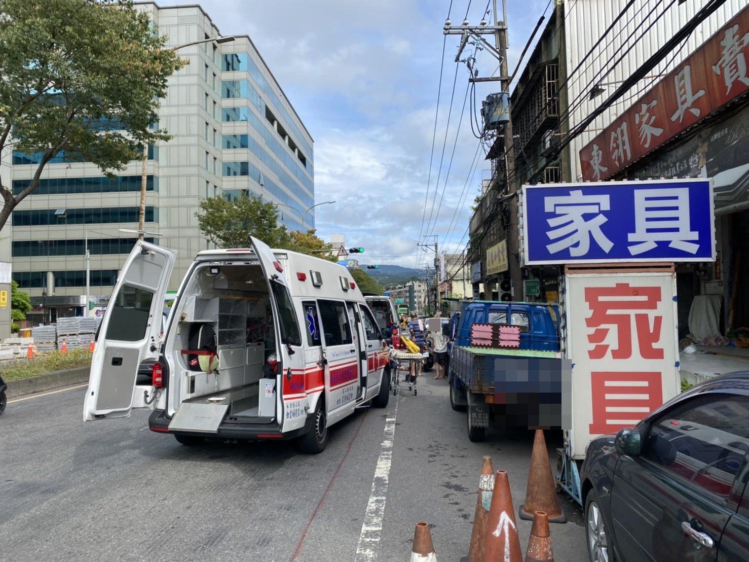 警消到場將傷者送醫急救。（警方提供）