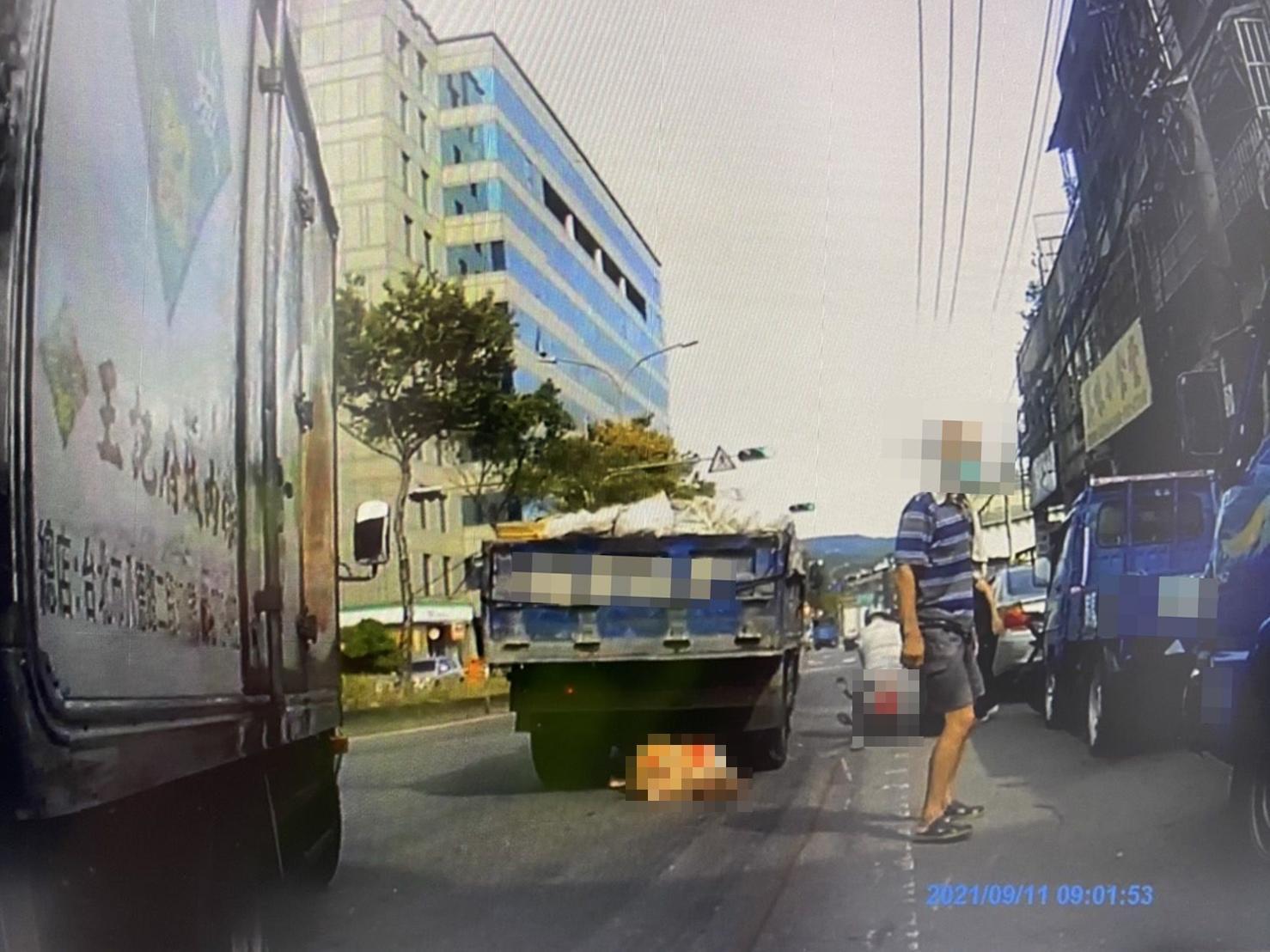 高姓司機突然開啟貨車車門,導致王姓騎士煞車不及撞上。(警方提供)