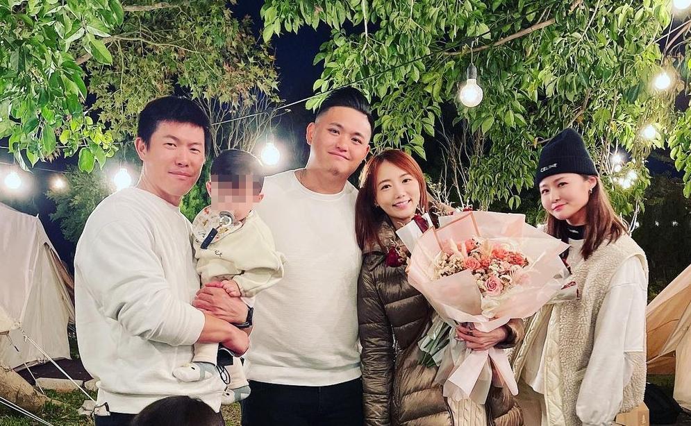 胡智為在IG上曬出求婚成功喜訊,即將和前樂天女孩艾璐結婚。(翻攝自艾璐IG)