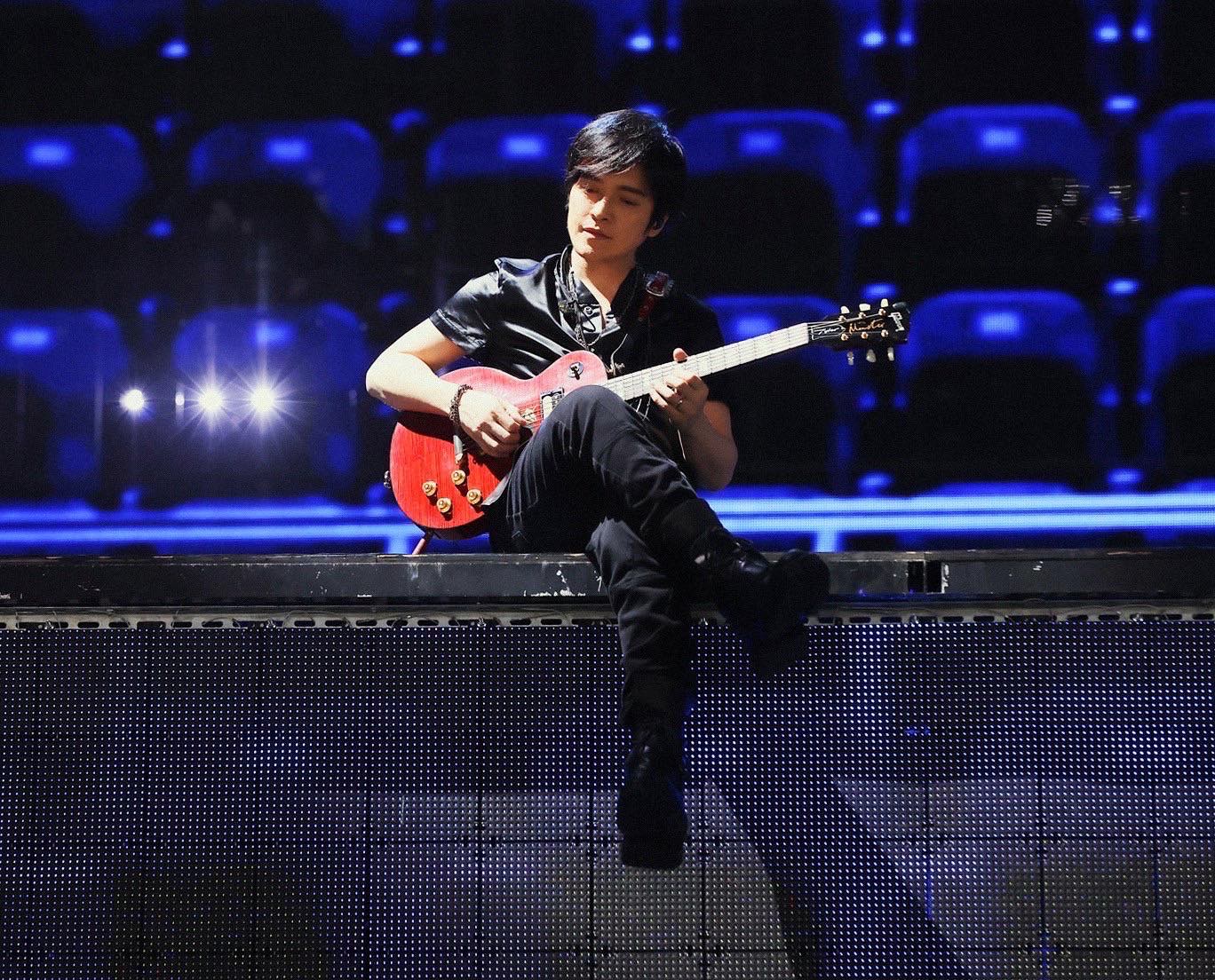 當了爸爸的怪獸，肩上的責任變重了，不過他要帶著女兒，看五迷給出的藍色的螢光海有多美麗。（翻攝自怪獸臉書）