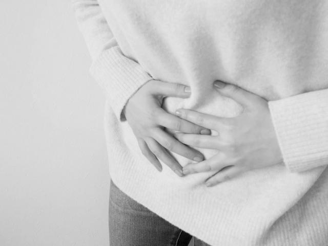 一名30歲的女性劇烈腹痛沒有就醫，靠吃止痛藥硬撐，隔天被家人發現陳屍家中。（翻攝自photo-ac）
