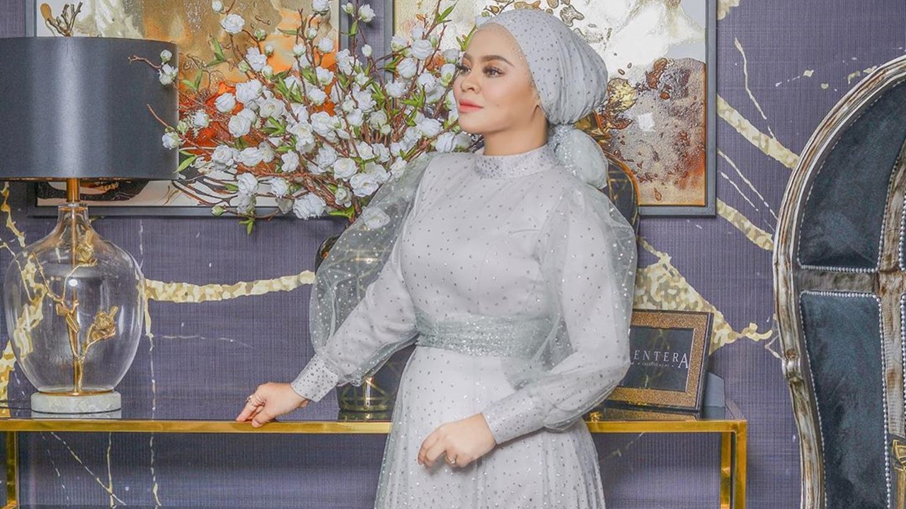 馬來西亞知名女歌手賴蘇丁去年8月染疫病逝,婆婆日前公開徵求新媳婦,開出的條件卻引發爭議。 (翻攝自賴蘇丁IG)