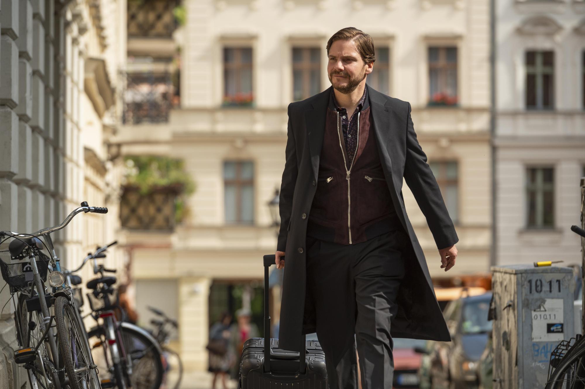 故事從男主角出發前往倫敦試鏡展開,丹尼爾布爾以自嘲方式,大肆諷刺明星在光環下的真實面貌。(本萃提供)