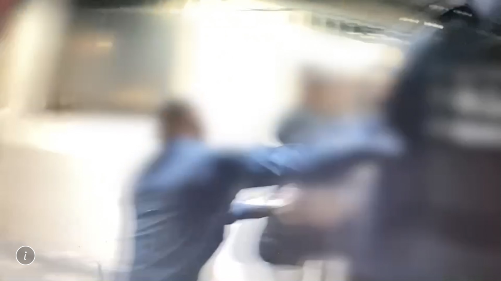 吳男嗆警是有牌流氓,當場被警拉開壓制送辦。(翻攝畫面)