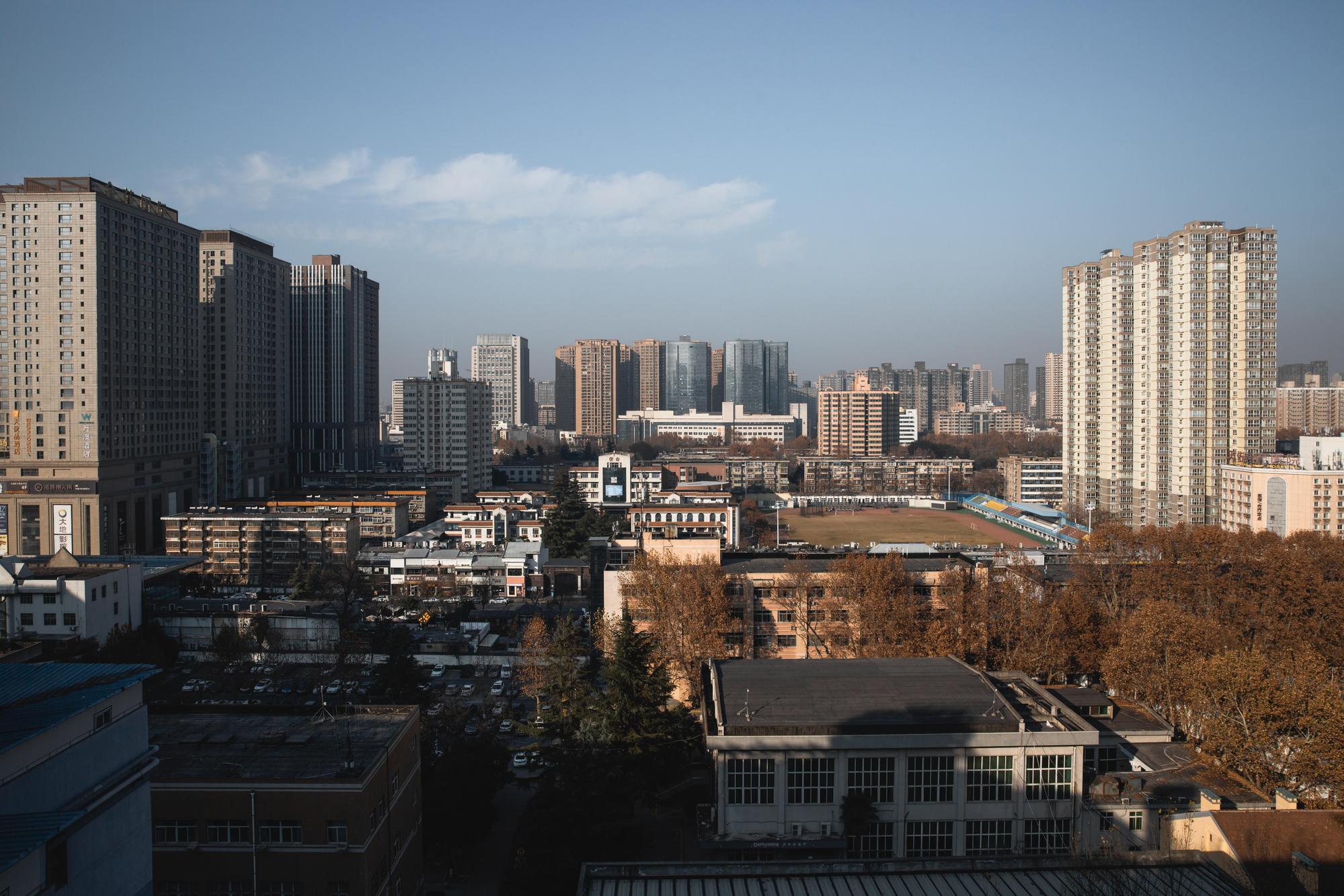 為了確保西安重點社區每位居民都有接受篩檢，中國針對病例集中社區、城中村採取「敲門行動」。（東方IC）