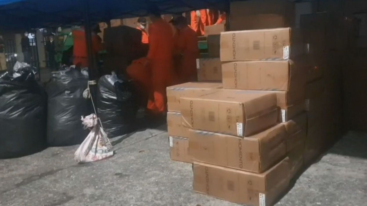 海巡署2日查獲大批私菸，船長與船上5名外籍漁工遭移送。