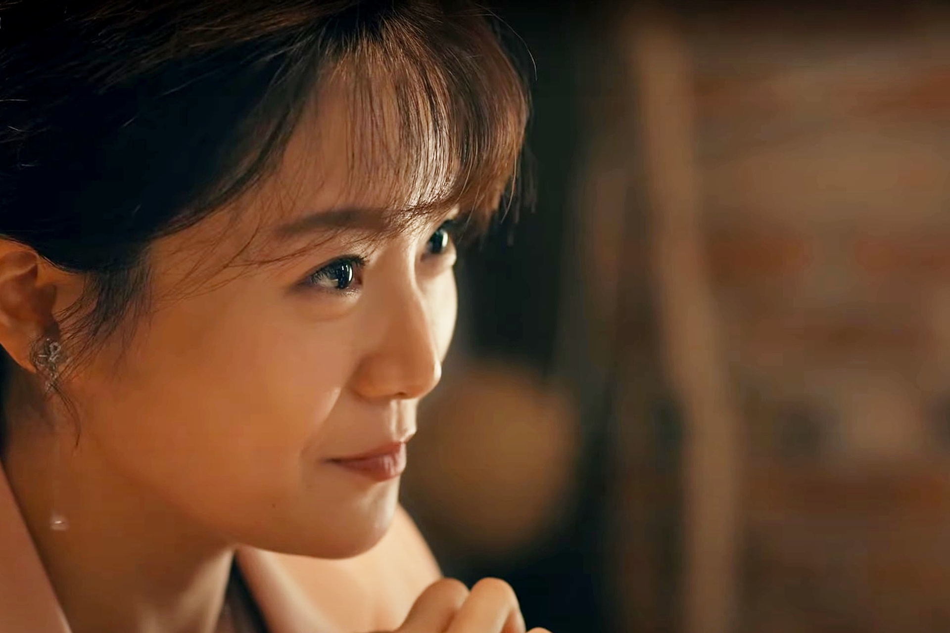 楊小黎飾演女政客，商討政治手段之餘不忘放電、（公視提供）