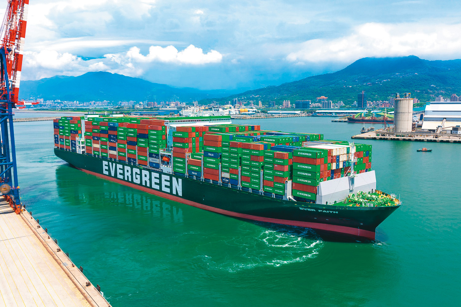 長榮海運帶頭做示範，非常值得所有企業主深度思考與學習，實際的意義遠超過「年終40個月」的熱鬧。（翻攝自長榮海運官網）