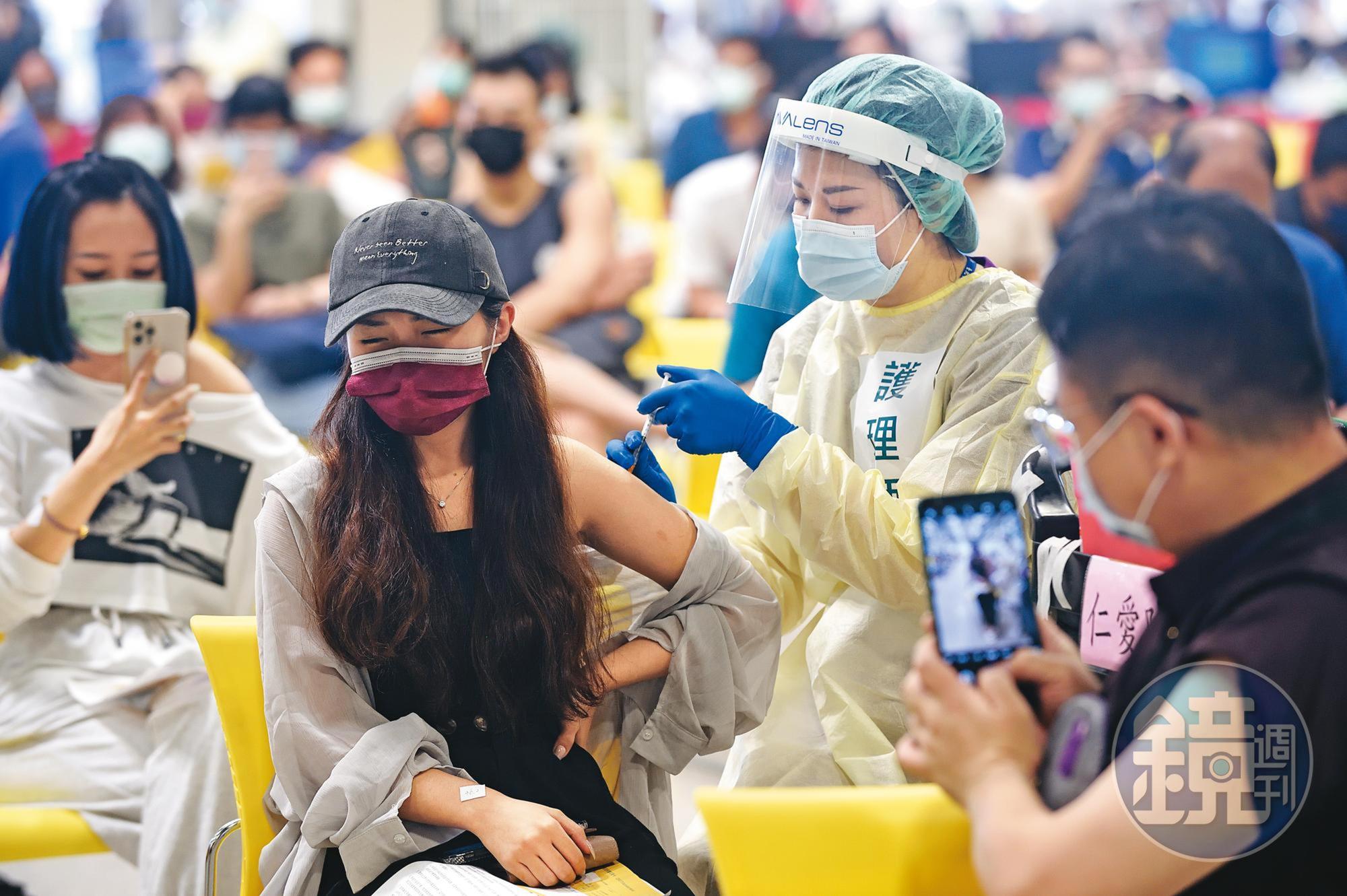 接種率碰到瓶頸，政府應該胡蘿蔔、棍子雙管齊下，努力衝接種率。（本刊資料照）