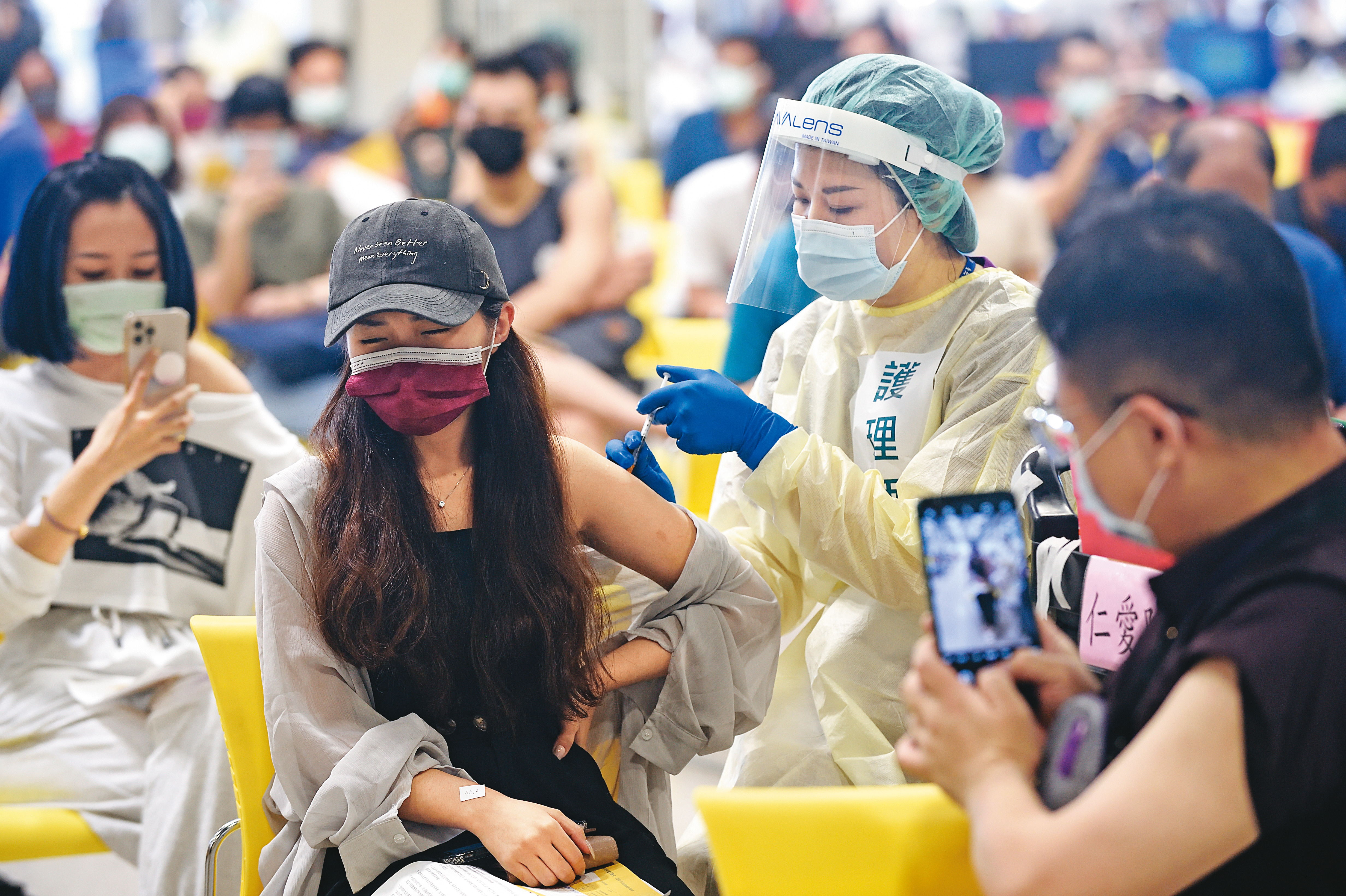 接種率碰到瓶頸，政府應該胡蘿蔔、棍子雙管齊下，努力衝接種率。（本刊資料照）