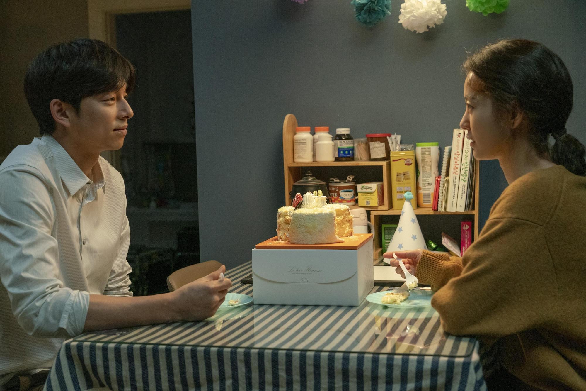 孔劉(左)在電影《82年生的金智英》中與鄭有美演夫妻,雖非主角卻是陪伴鄭裕美走出低潮的關鍵人物。(翻攝自Daum Movie)