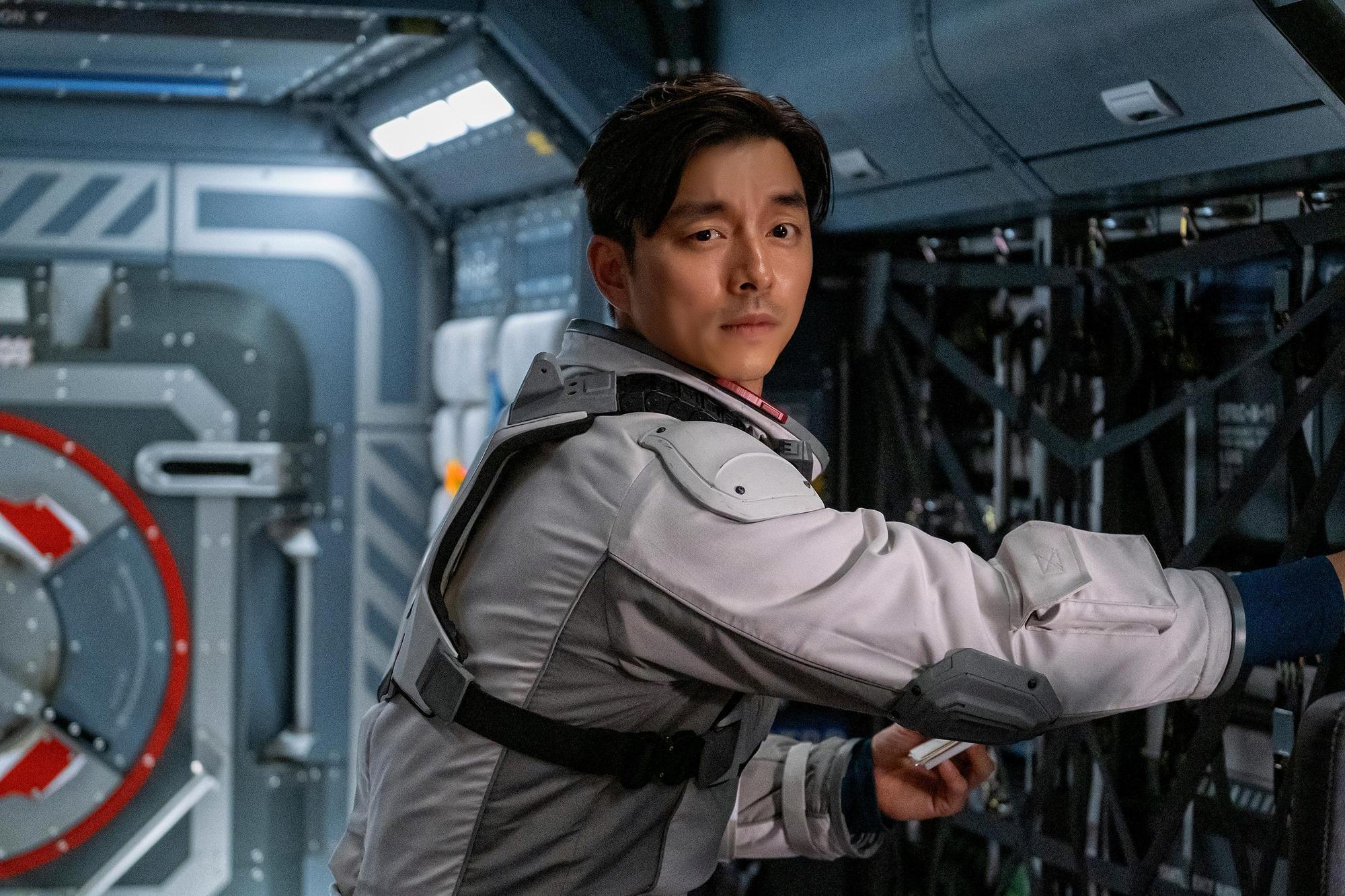 孔劉在《寧靜海》中飾演探測隊長韓允才。(Netflix提供)