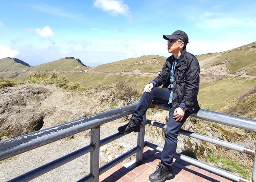 作家苦苓在今年元旦時自爆，「新年的第一天，我帶著肝臟中的14.5公分腫瘤，和超過400萬個B肝病毒，努力的活下去。」（翻攝自苦苓臉書）