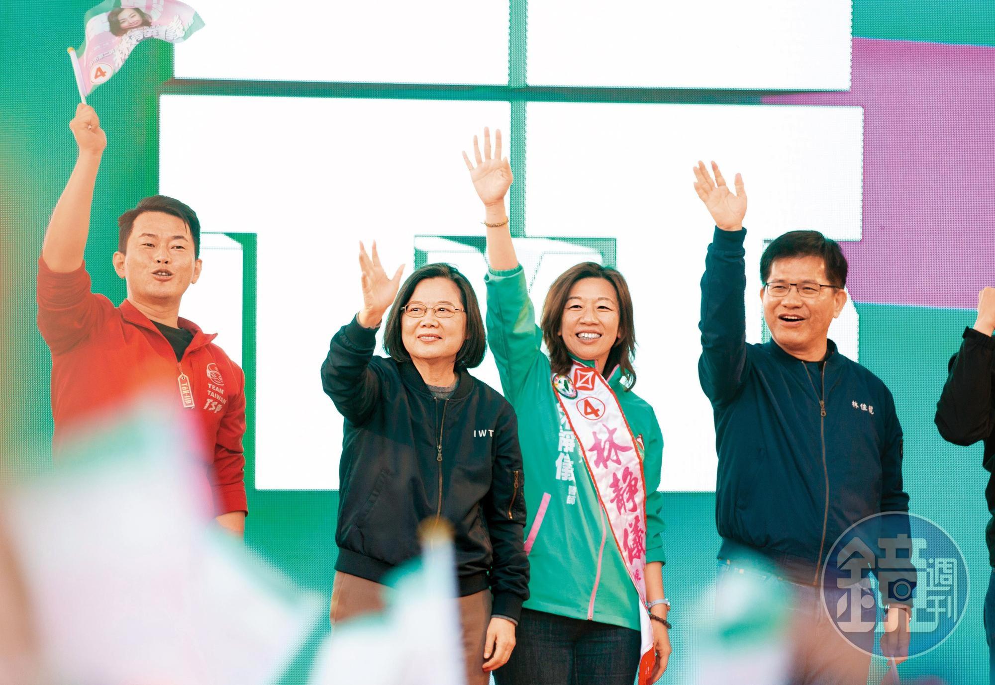 選前民進黨重兵集結中二選區,全力替林靜儀(右)拉抬造勢。