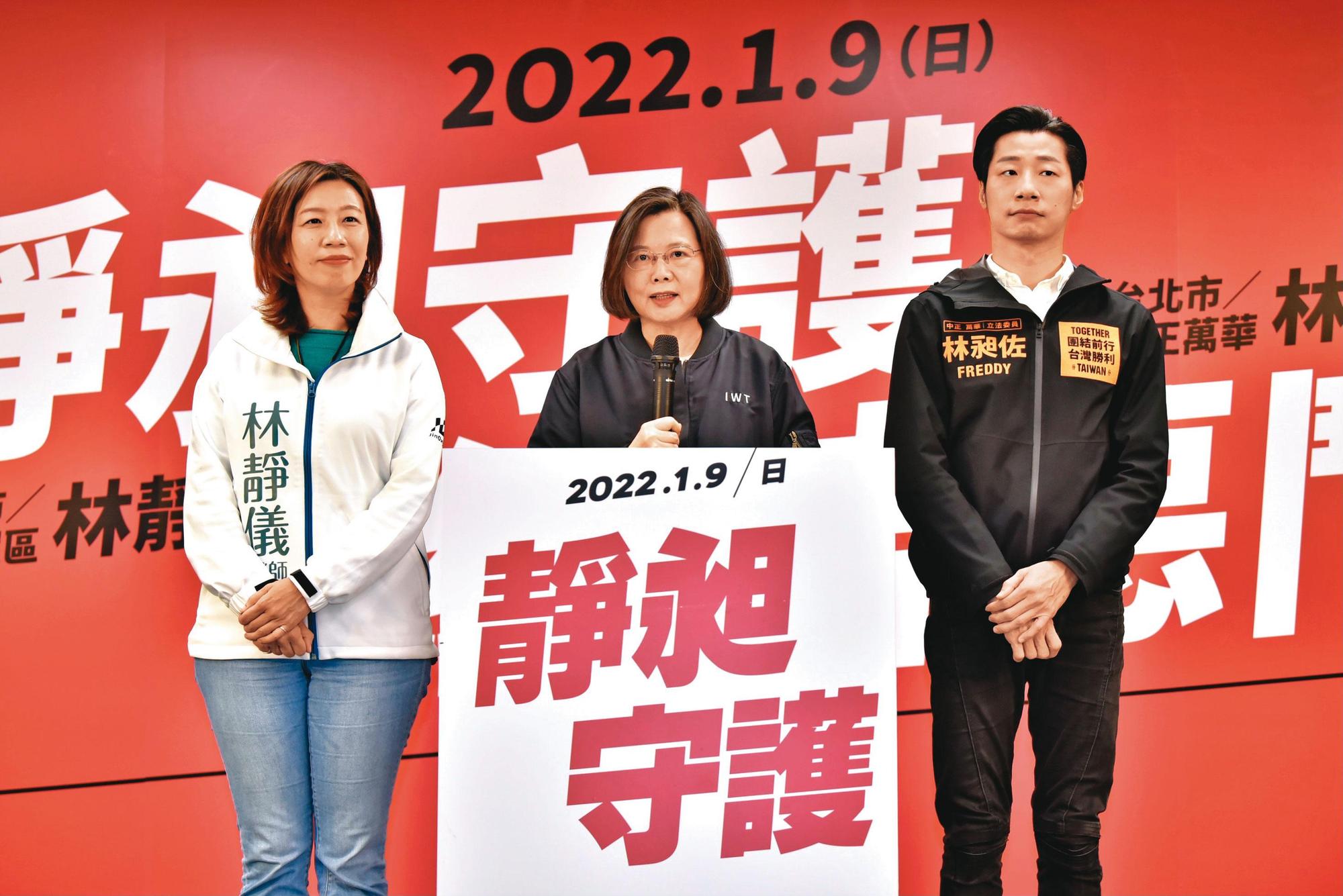 選戰最後階段，林靜儀在競總主委林佳龍陪同下展開車隊掃街。（林靜儀競辦提供）