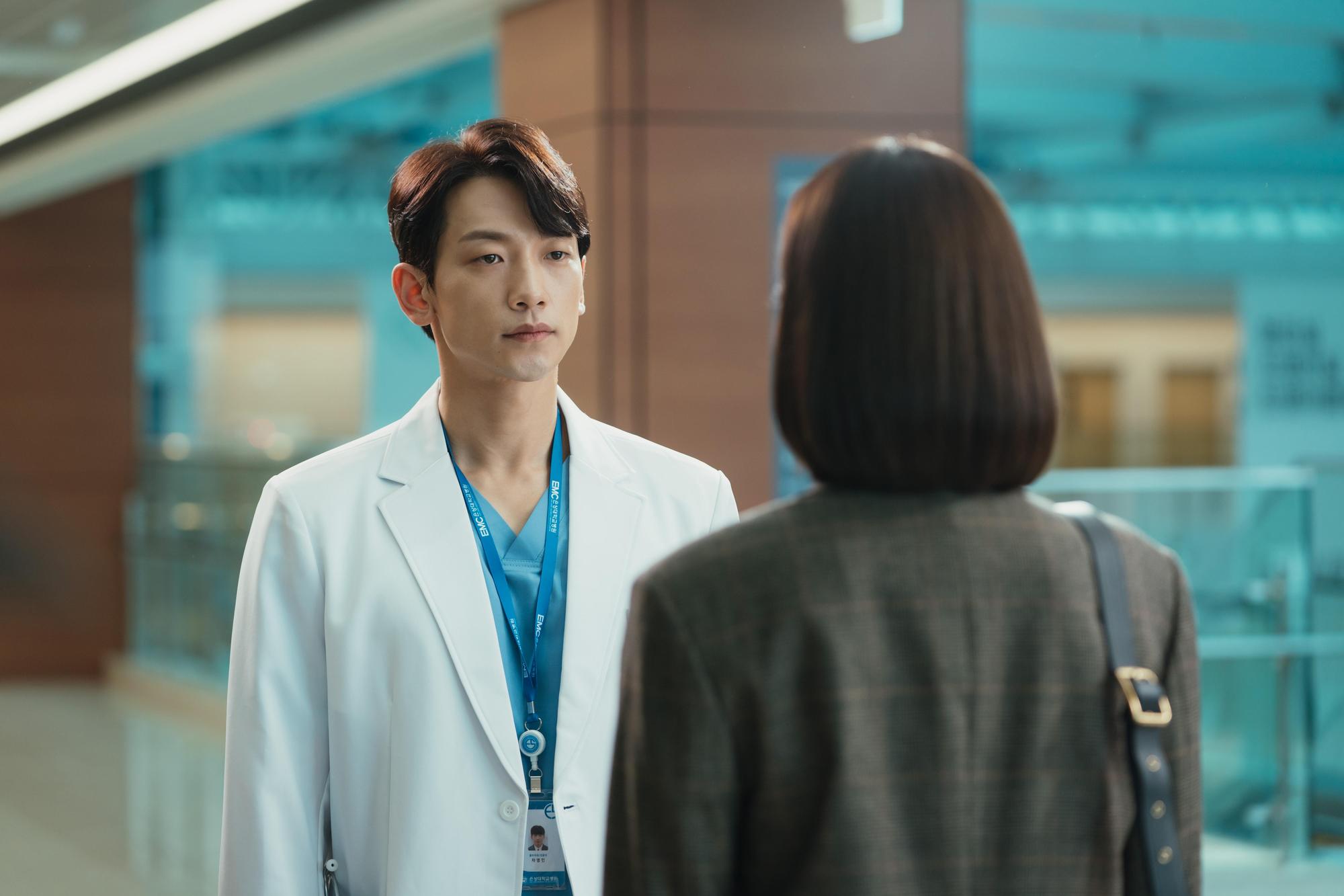 Rain在《Ghost Doctor》飾演嘴巴超壞的王牌醫生,自爆入戲太深回家還用同樣口吻說話,讓太太金泰希超不高興。(friDay影音提供)