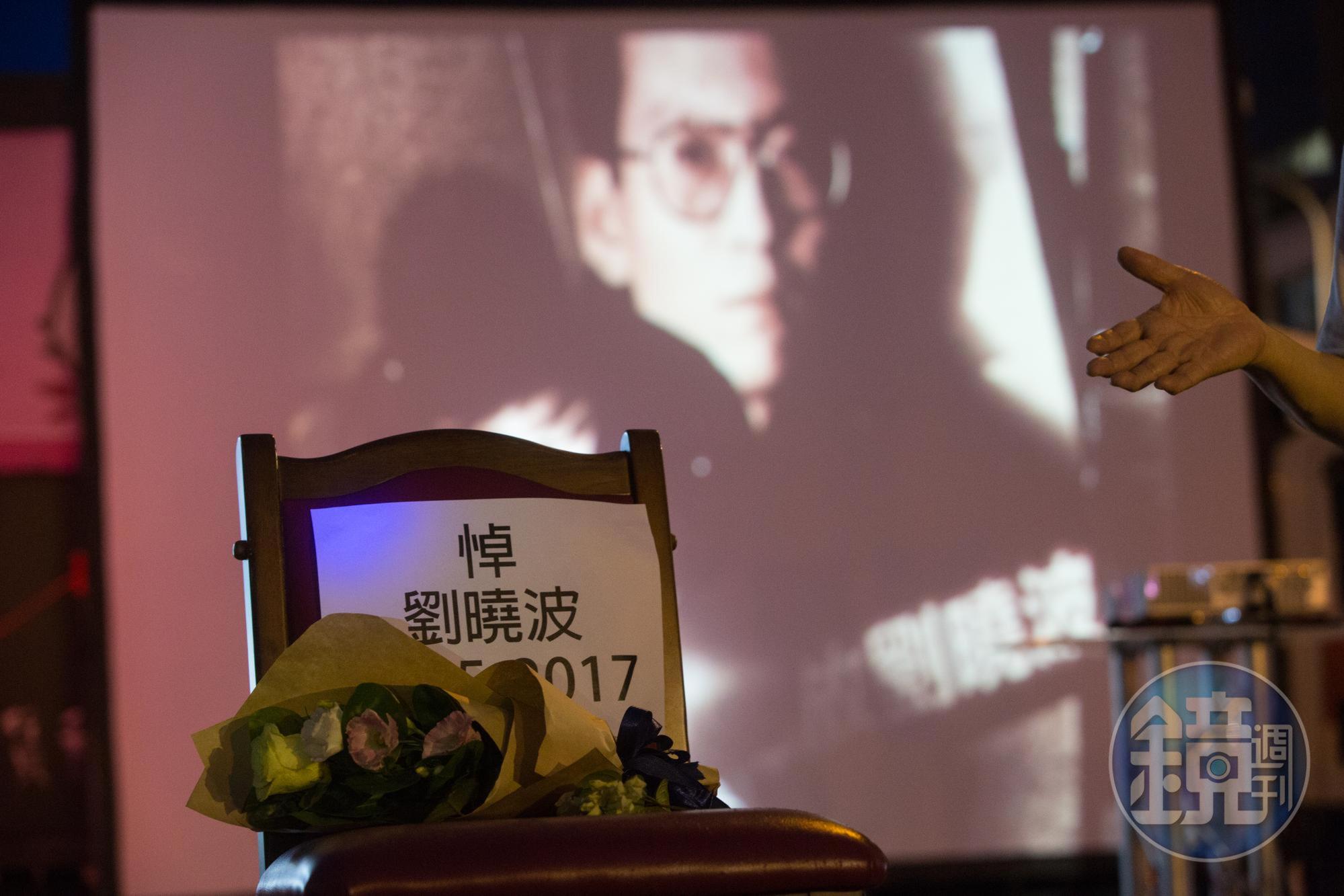 劉曉波入獄後獲頒諾貝爾,不過直到其逝世前都無法親自領獎;圖為2017年劉曉波追思會。(本刊資料照)