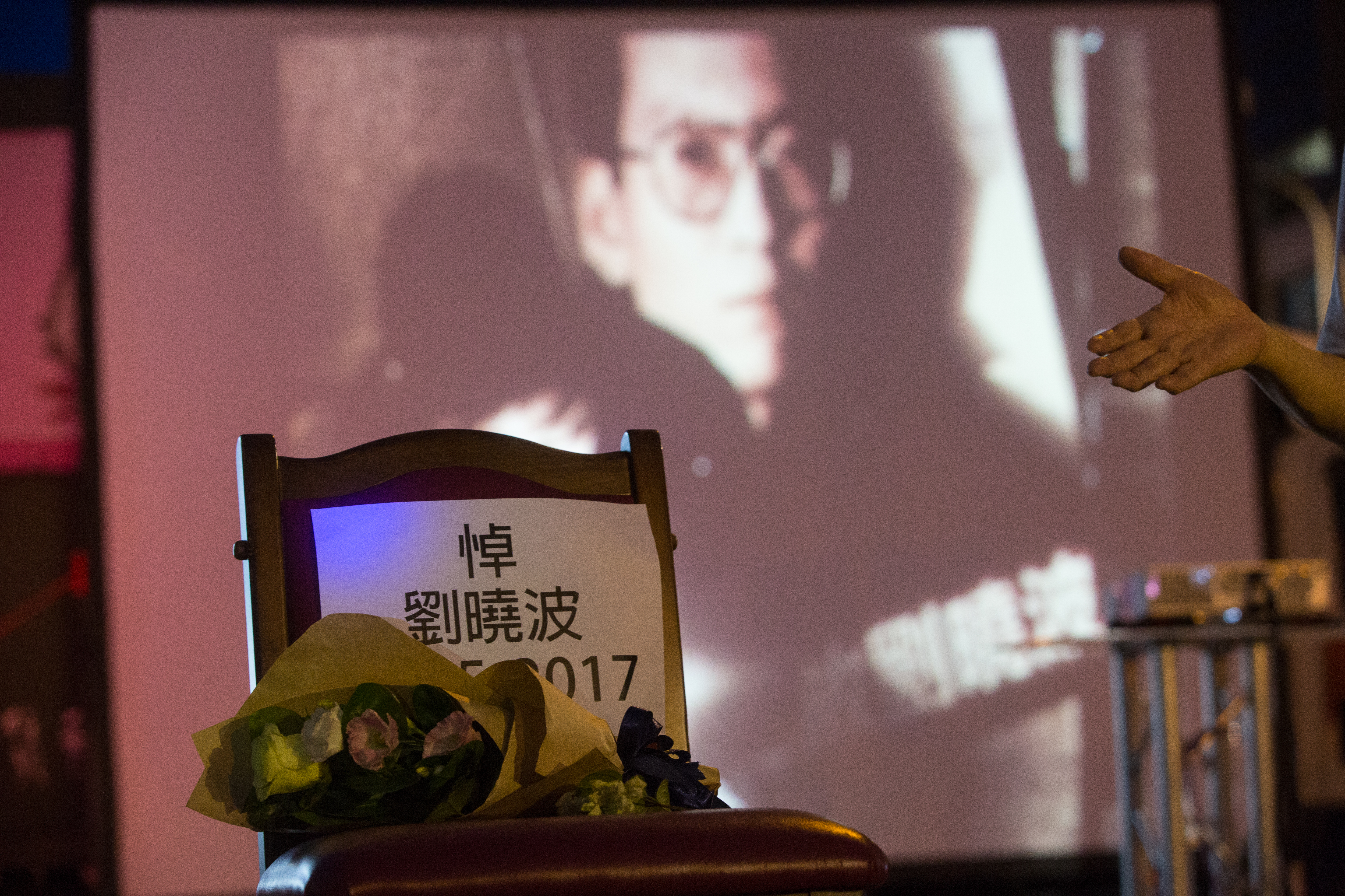 劉曉波入獄後獲頒諾貝爾,不過直到其逝世前都無法親自領獎;圖為2017年劉曉波追思會。(本刊資料照)