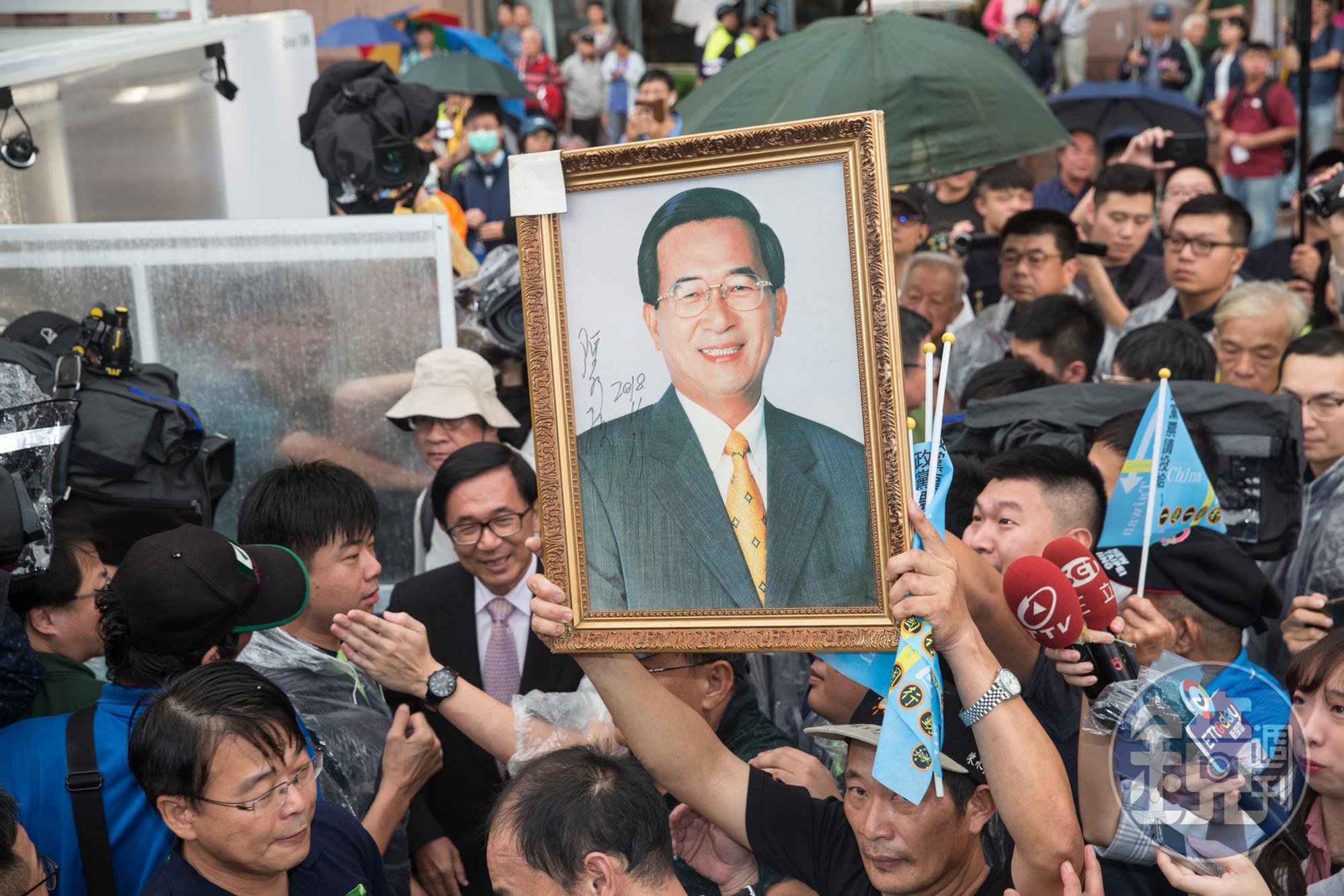 前總統陳水扁因龍潭購地弊案和101買官案,2010年12月入監服刑;圖為2019年民進黨黨慶。(本刊資料照)