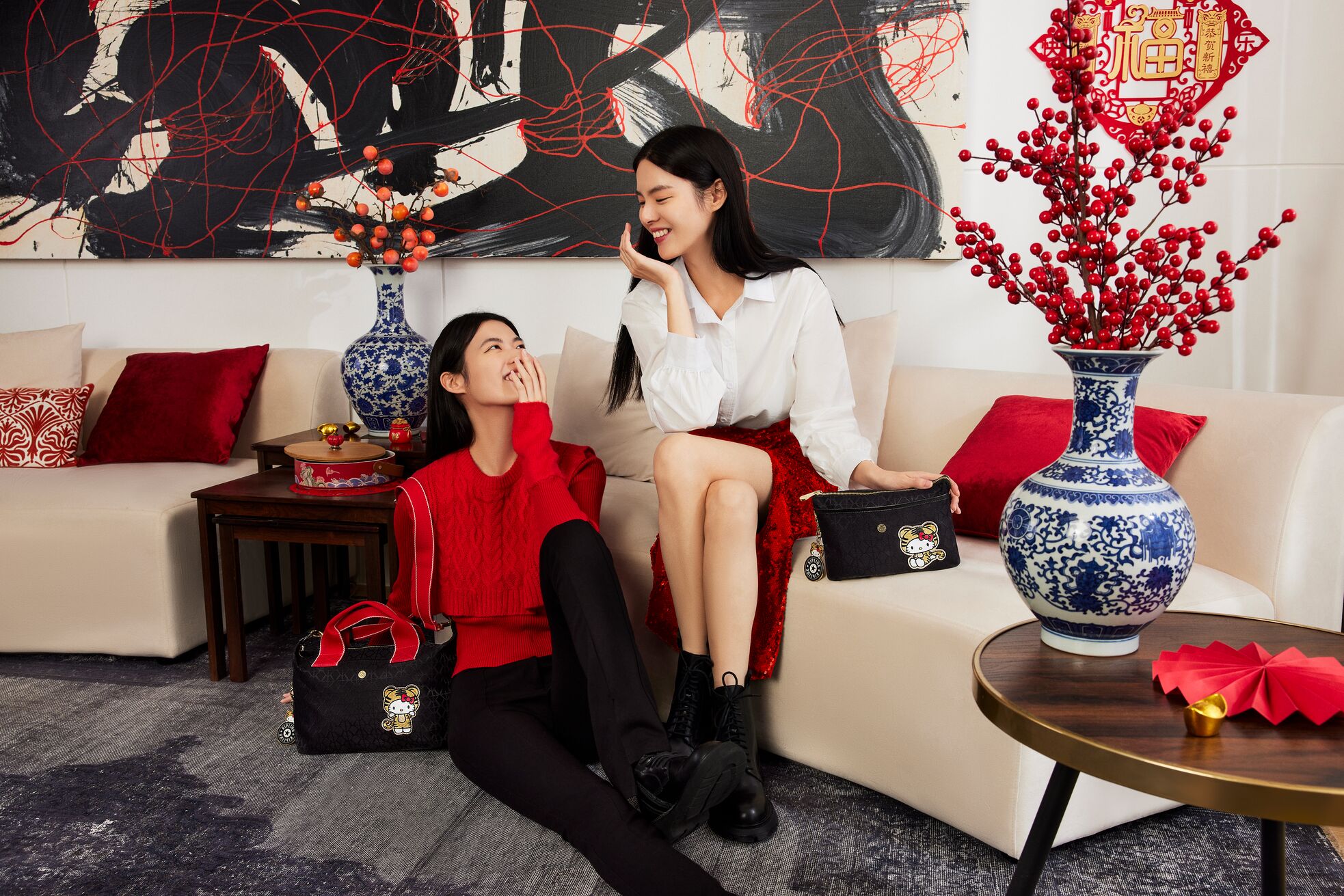 Kipling X Hello Kitty聯名打造新春「虎運包」，以台語「好運」的諧音，共推出三款。（Kipling提供）