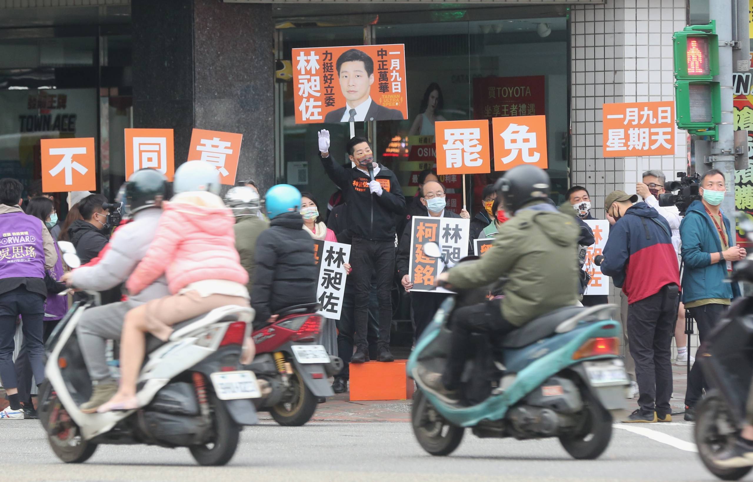 無黨籍立委林昶佐（圖中）罷免投票以及台中中二選區立委補選將在週日（9日）登場。