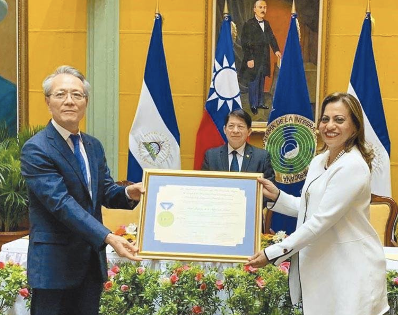 前駐尼加拉瓜大使吳進木（左）取得尼國國籍，至今尚未返台，這讓蘇一峰醫師嘆，到時生病時他就會後悔人不在台灣。（翻攝自外交部）