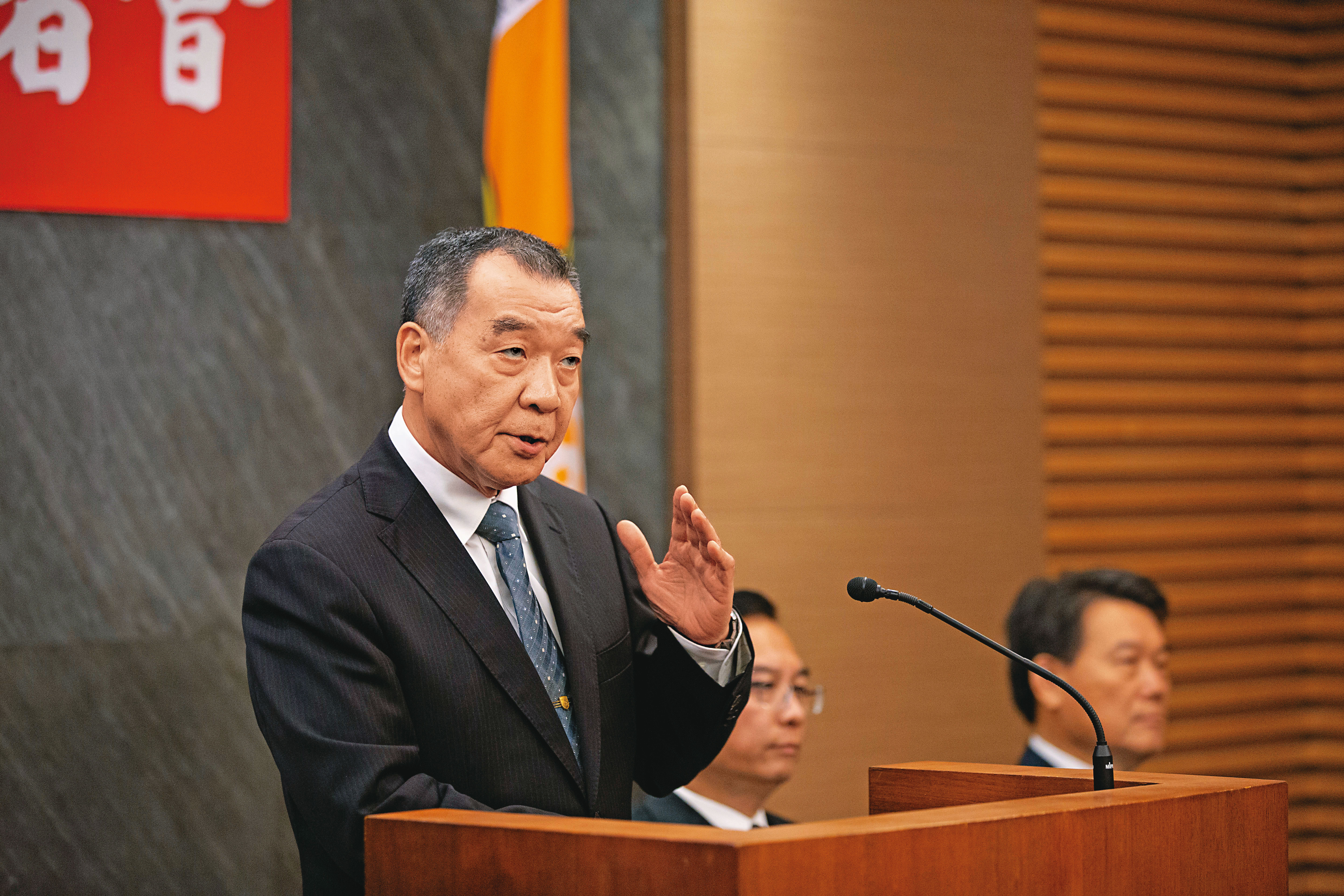 立法院上週審查國防預算，立委驚覺大量武器遲交關鍵出在中科院，國防部長兼中科院董事長邱國正（圖）坦言問題出在「人的管理」。