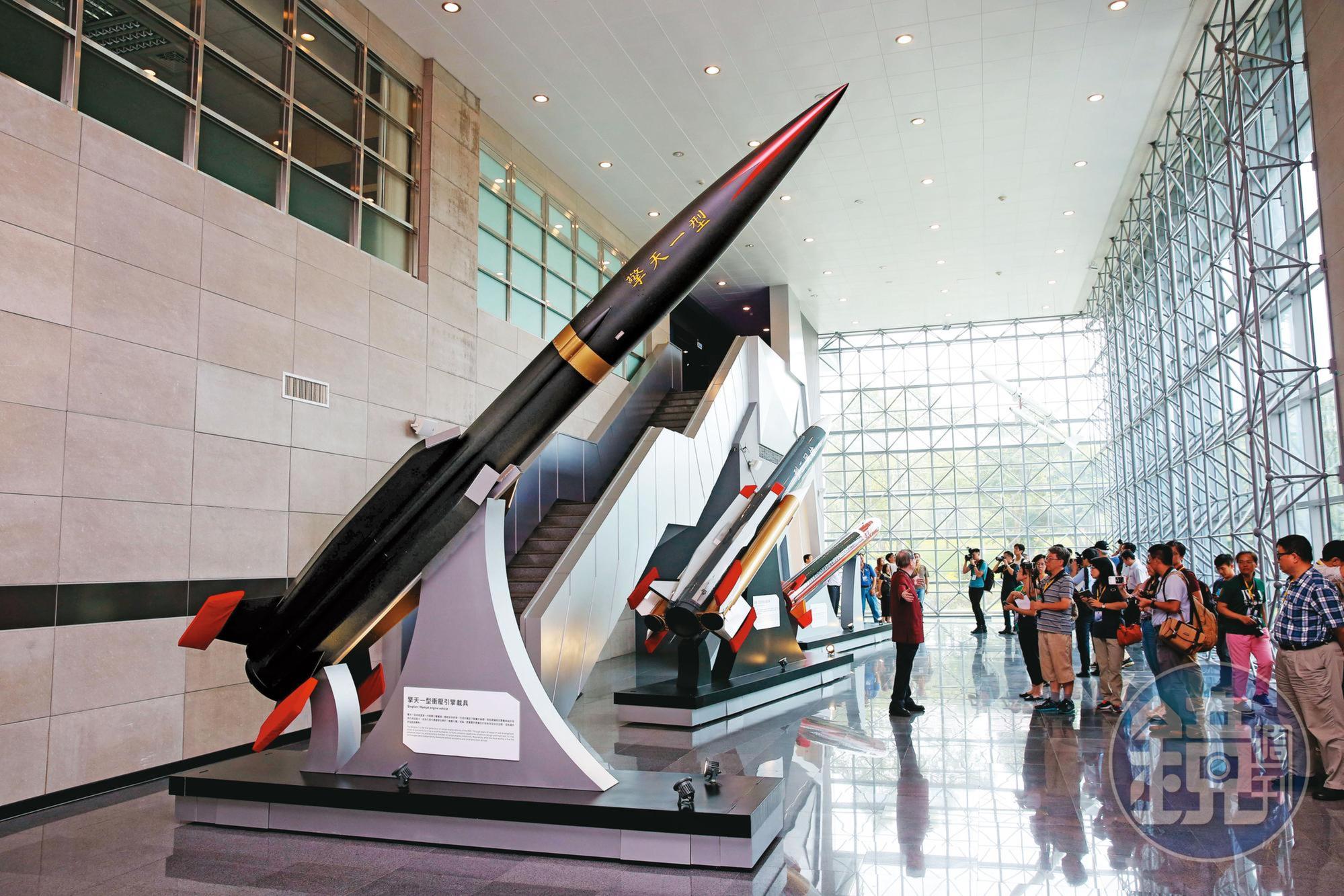 中科院研發成果豐碩,大廳展示天弓飛彈及雄風三型超音速反艦飛彈。