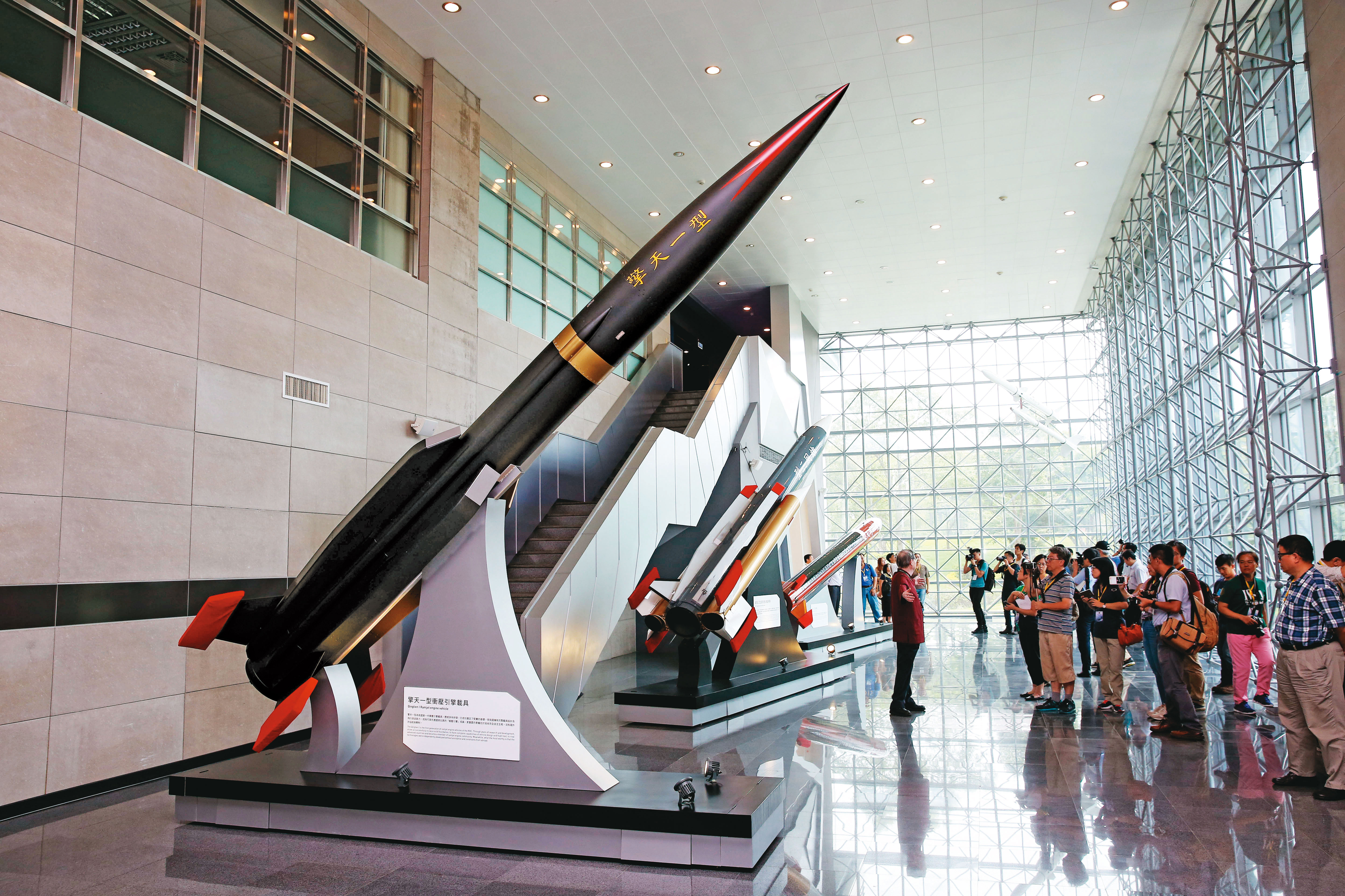 中科院研發成果豐碩，大廳展示天弓飛彈及雄風三型超音速反艦飛彈。