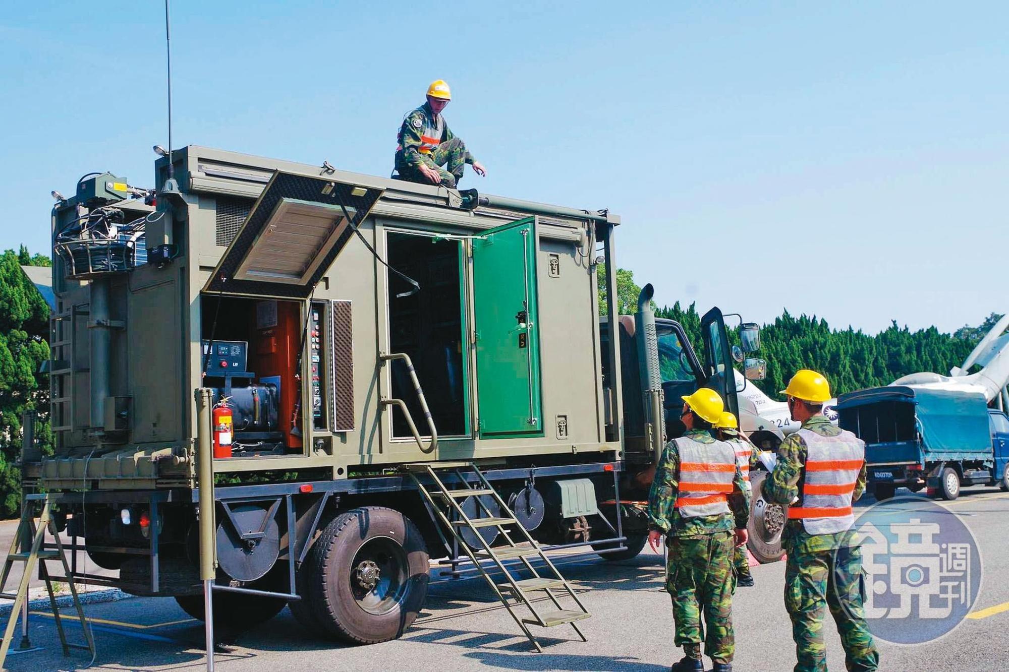 峻為公司曾低價搶標15輛機動通訊車,卻爆發延遲交貨、車廂漏水等問題。(翻攝中華民國空軍臉書)