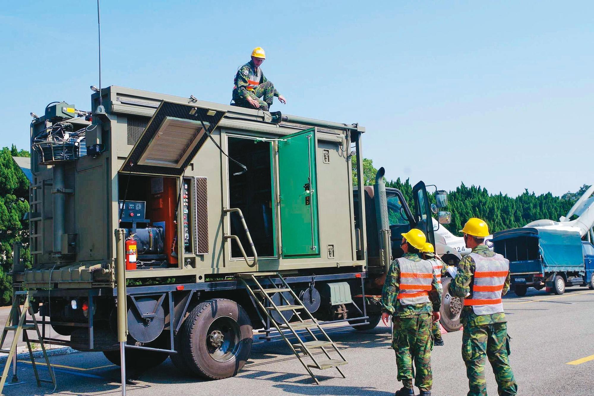 峻為公司曾低價搶標15輛機動通訊車,卻爆發延遲交貨、車廂漏水等問題。(翻攝中華民國空軍臉書)