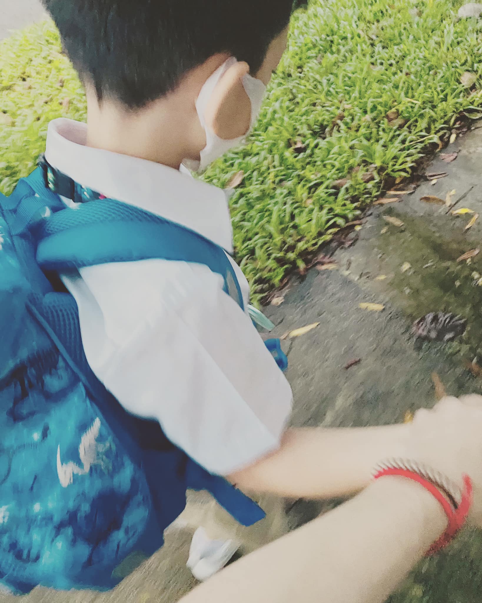 徐若瑄曬出牽著兒子Dalton上學的照片。(翻攝徐若瑄臉書)