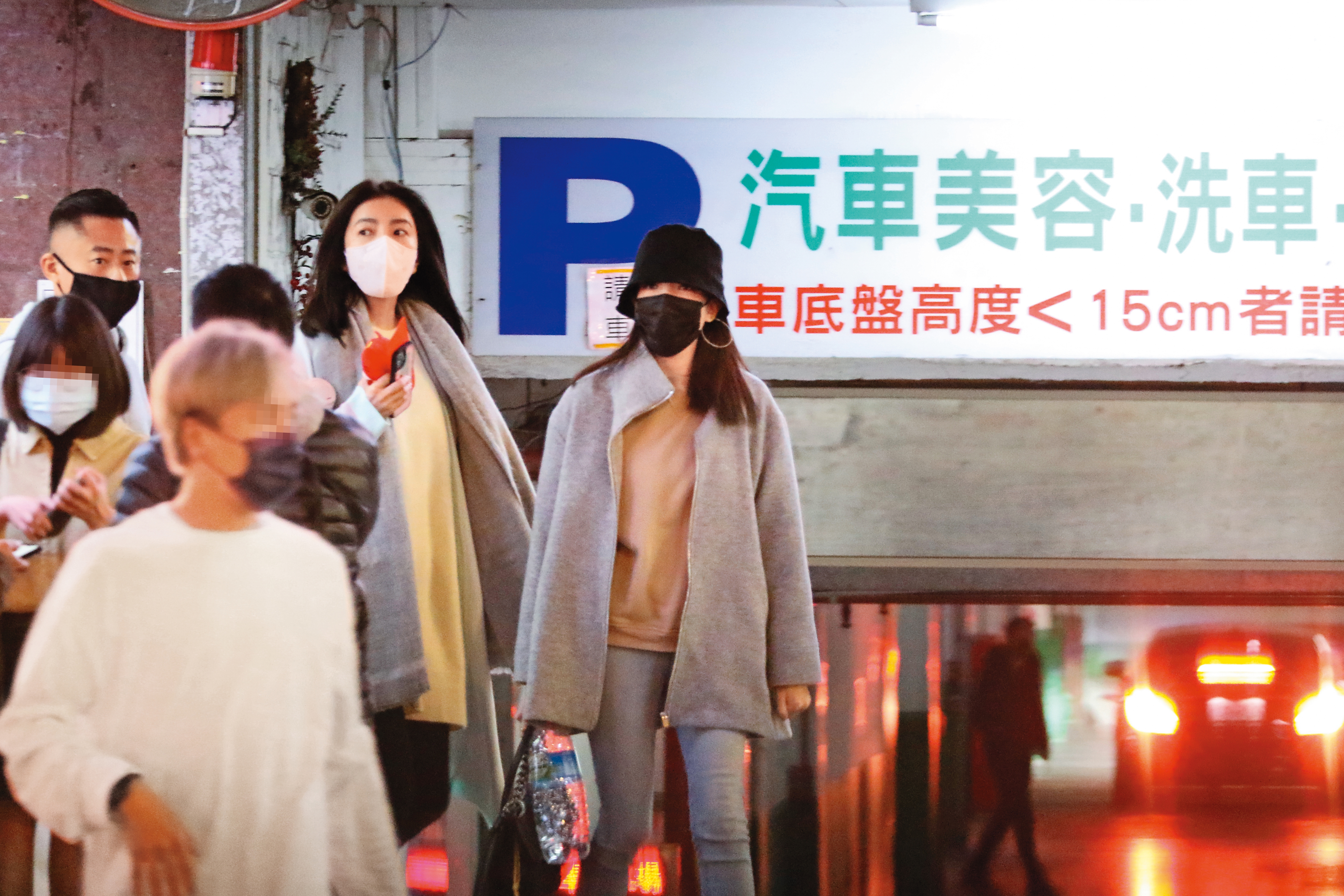 2021年12月18日21：51，餐敘結束後，許瑋甯（右1）和楊謹華（右2）步出餐廳，由楊謹華老公接送回家。