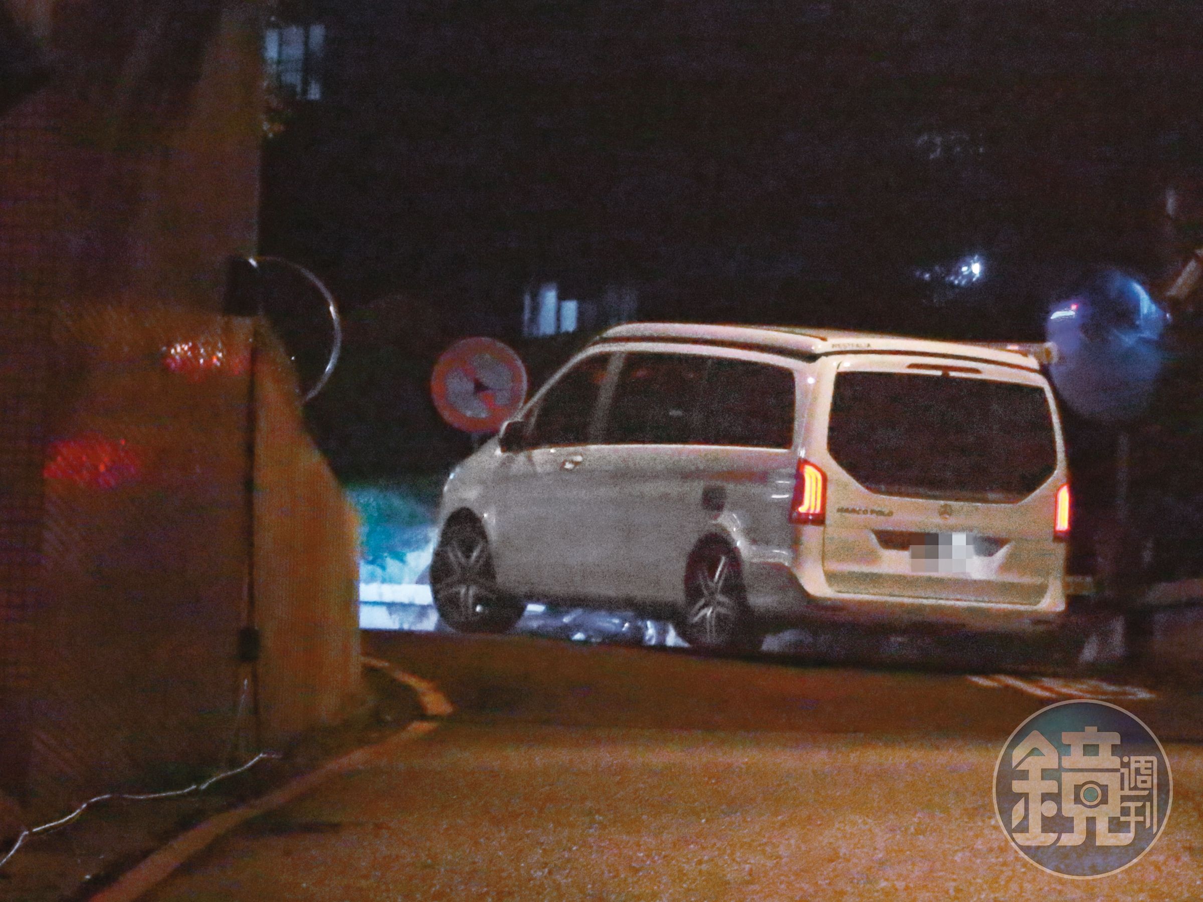 23：45，夫妻倆的車一路往邱澤在汐止的住處而去，顯見2人以此當作新婚基地。