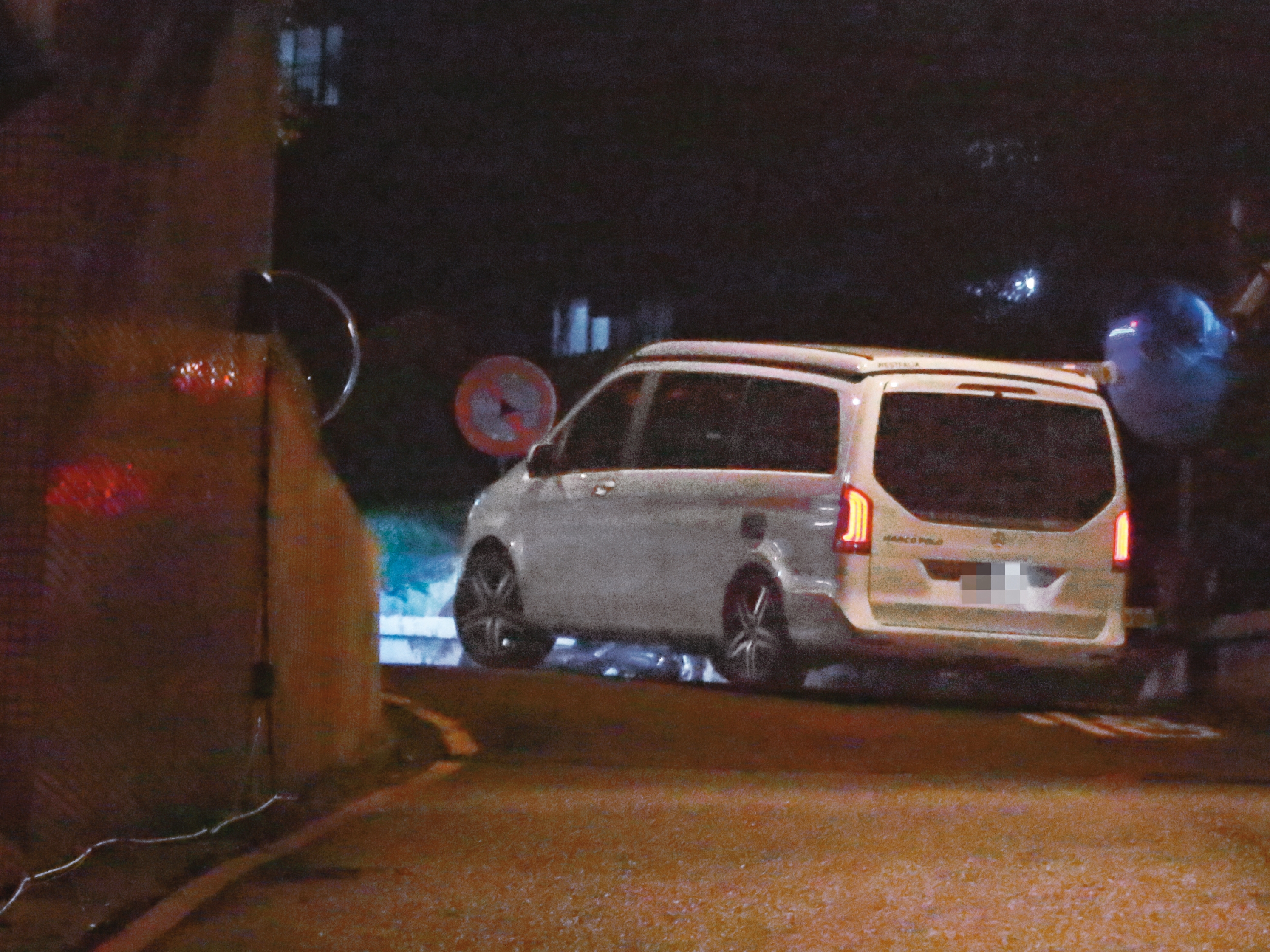 2021年12月23日23：45，夫妻倆的車一路往邱澤在汐止的住處而去，顯見2人以此當作新婚基地。