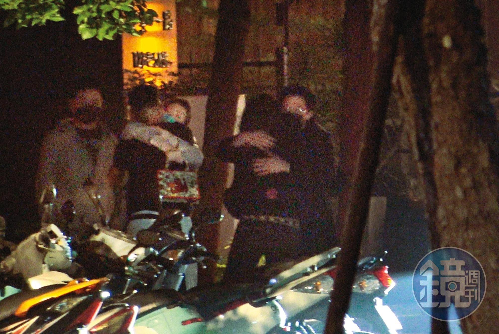 23:30,許瑋甯一見車就先衝上去,邱澤(右1)則先與友人寒暄,並擁抱餐廳老闆娘告別。