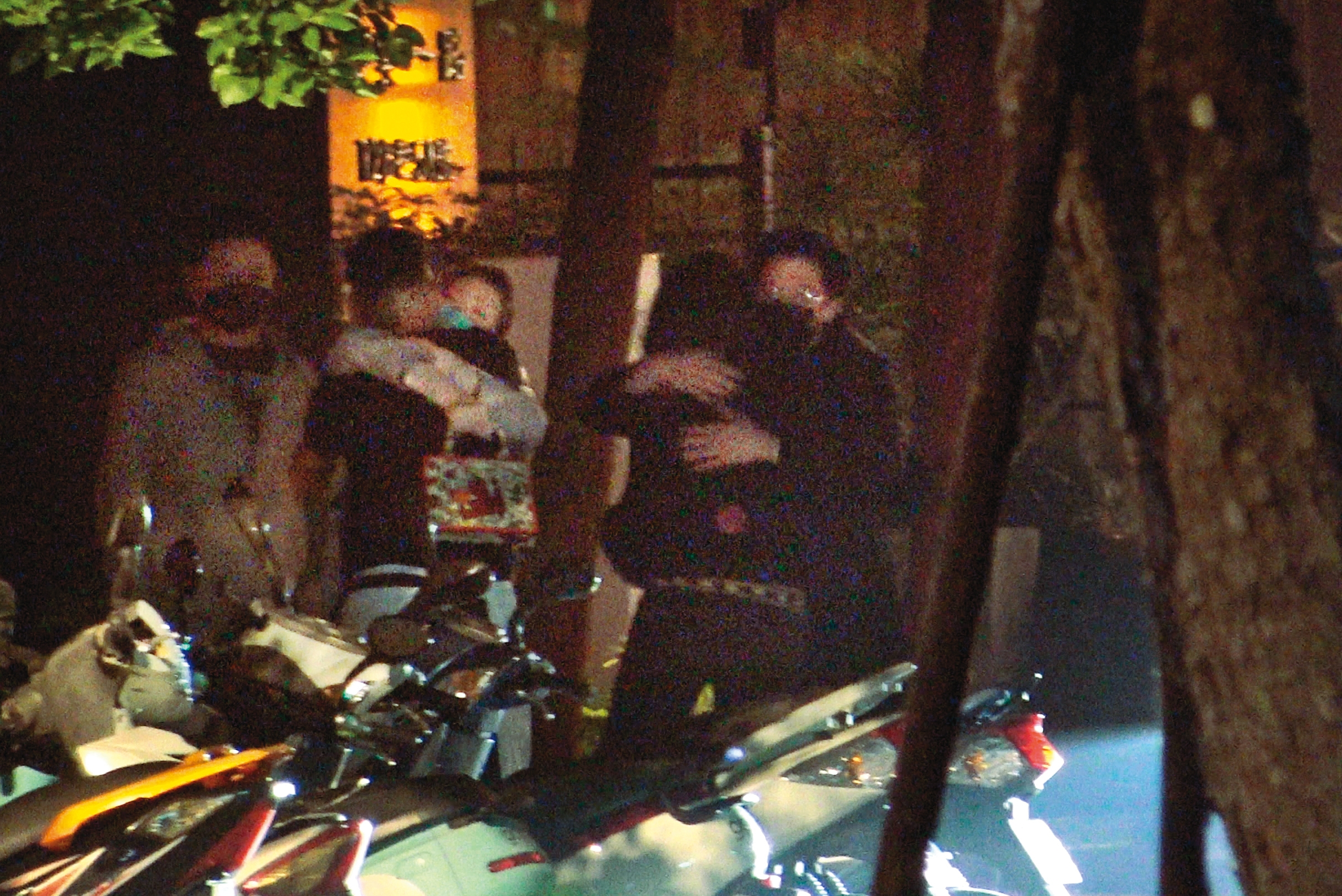23:30,許瑋甯一見車就先衝上去,邱澤(右1)則先與友人寒暄,並擁抱餐廳老闆娘告別。