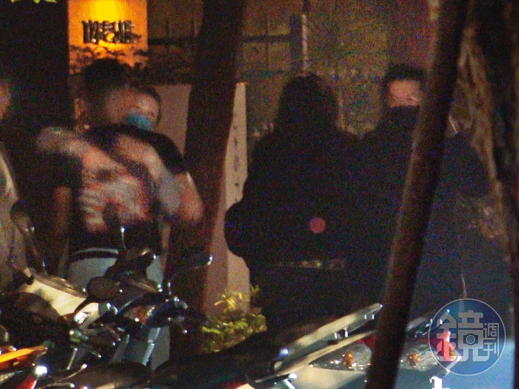2021年12月23日23:31,一一和朋友打完招呼後,邱澤(右)跟著坐上保母車。