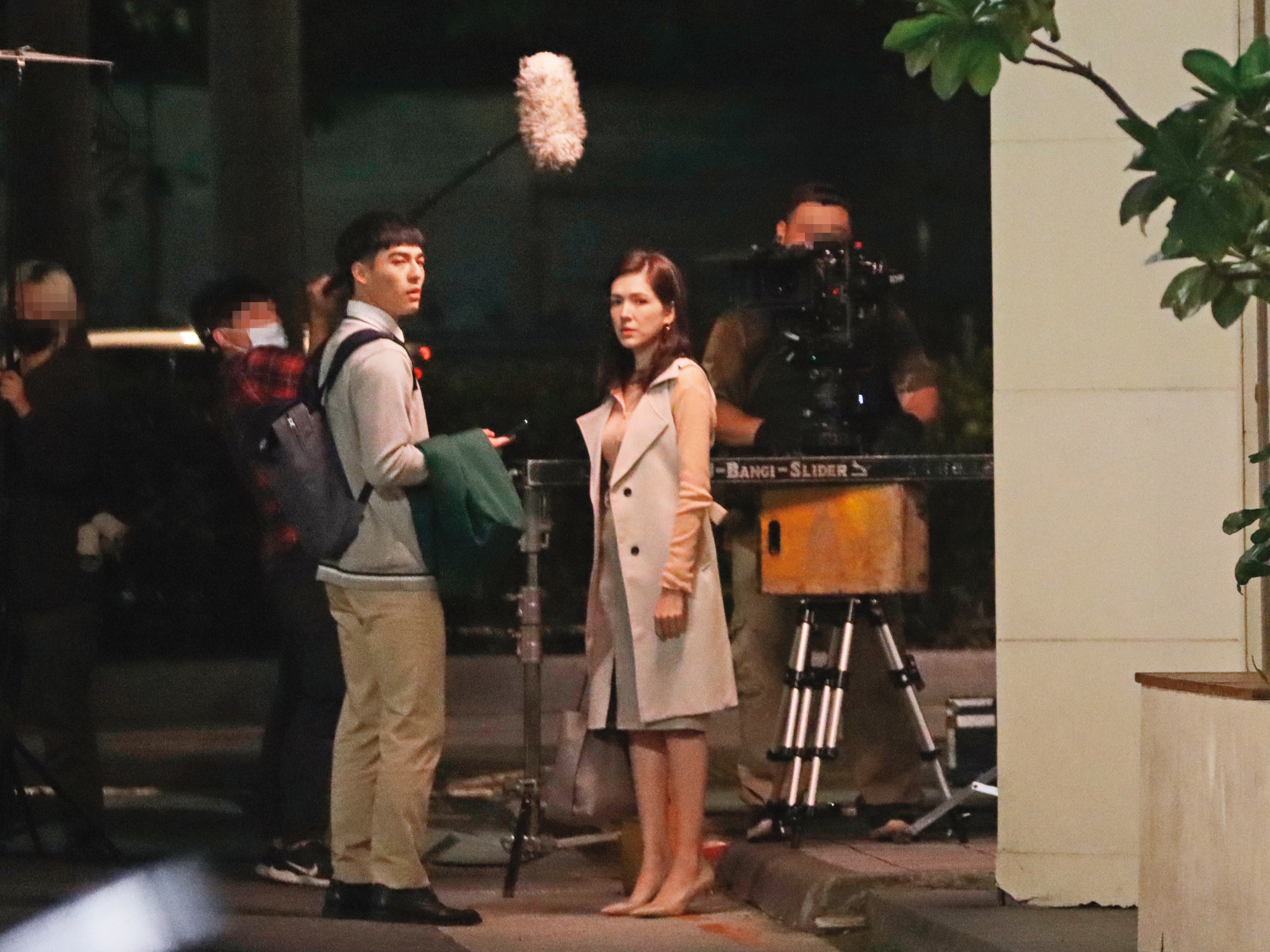 2021年12月29日21：36，許瑋甯（右2）一身OL裝扮，和學生扮相的陳昊森（右3）在餐廳前拍攝新戲。