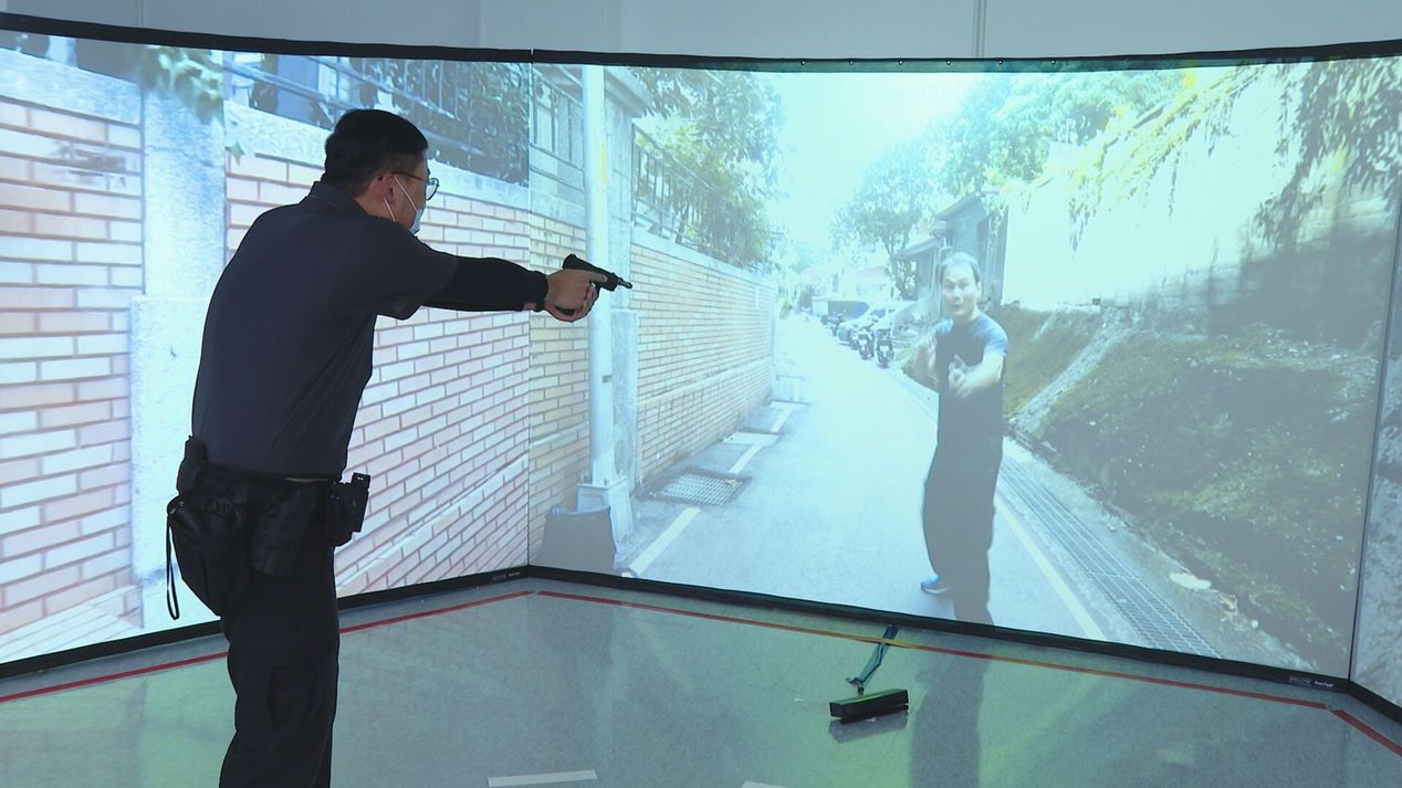 新北市警局首創全國情境式的虛擬靶場，讓員警受訓更能進入狀況。