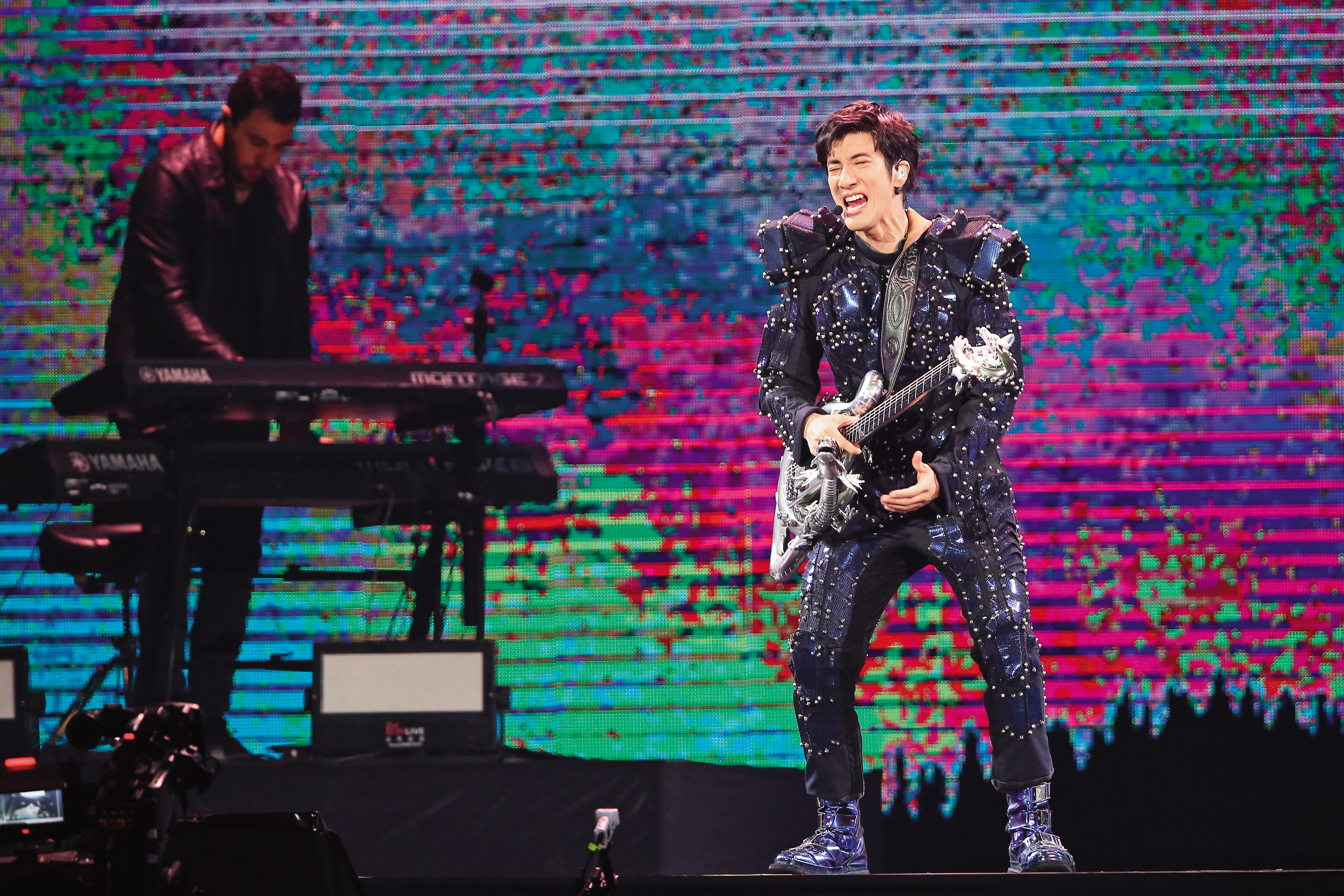 王力宏的演藝事業重挫，但還沒被對岸官方列成劣跡藝人，所以似乎還有一線生機。