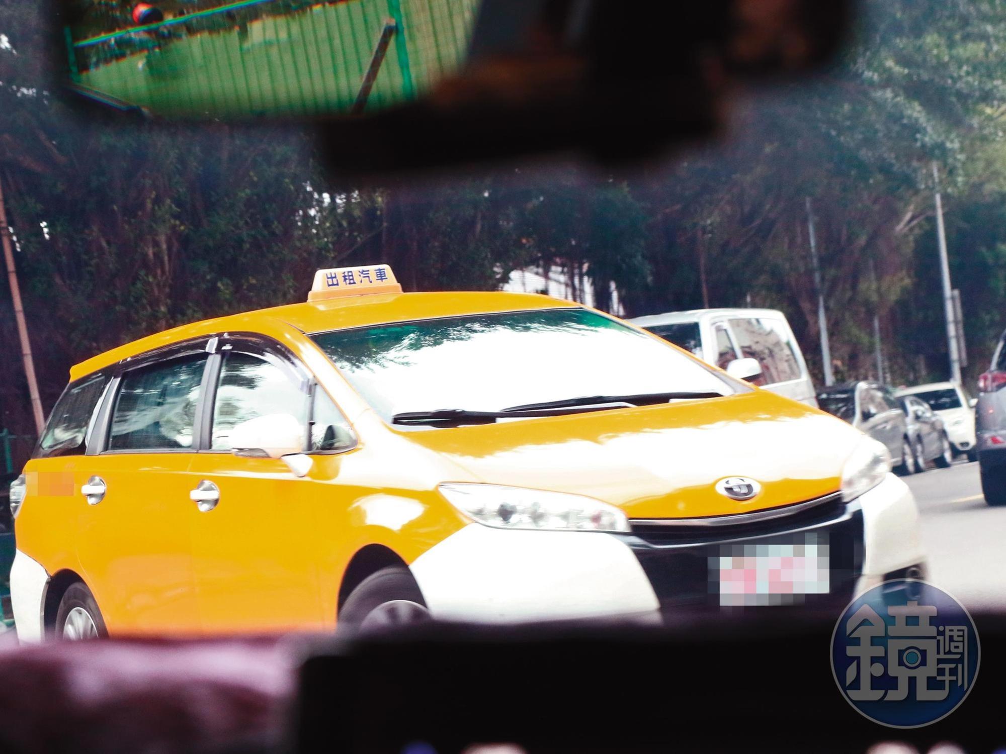 12/31 13:01 檢疫完後，王力宏依然在車陣保護之中回家，顯見很想低調。