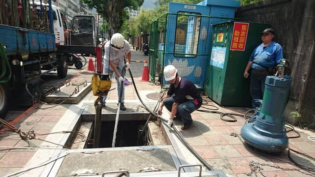 陳男從事下水道維護工程時，因氰化物中毒而意外猝逝；示意圖，非當事人。（翻攝新北市工務局下水道工程處）